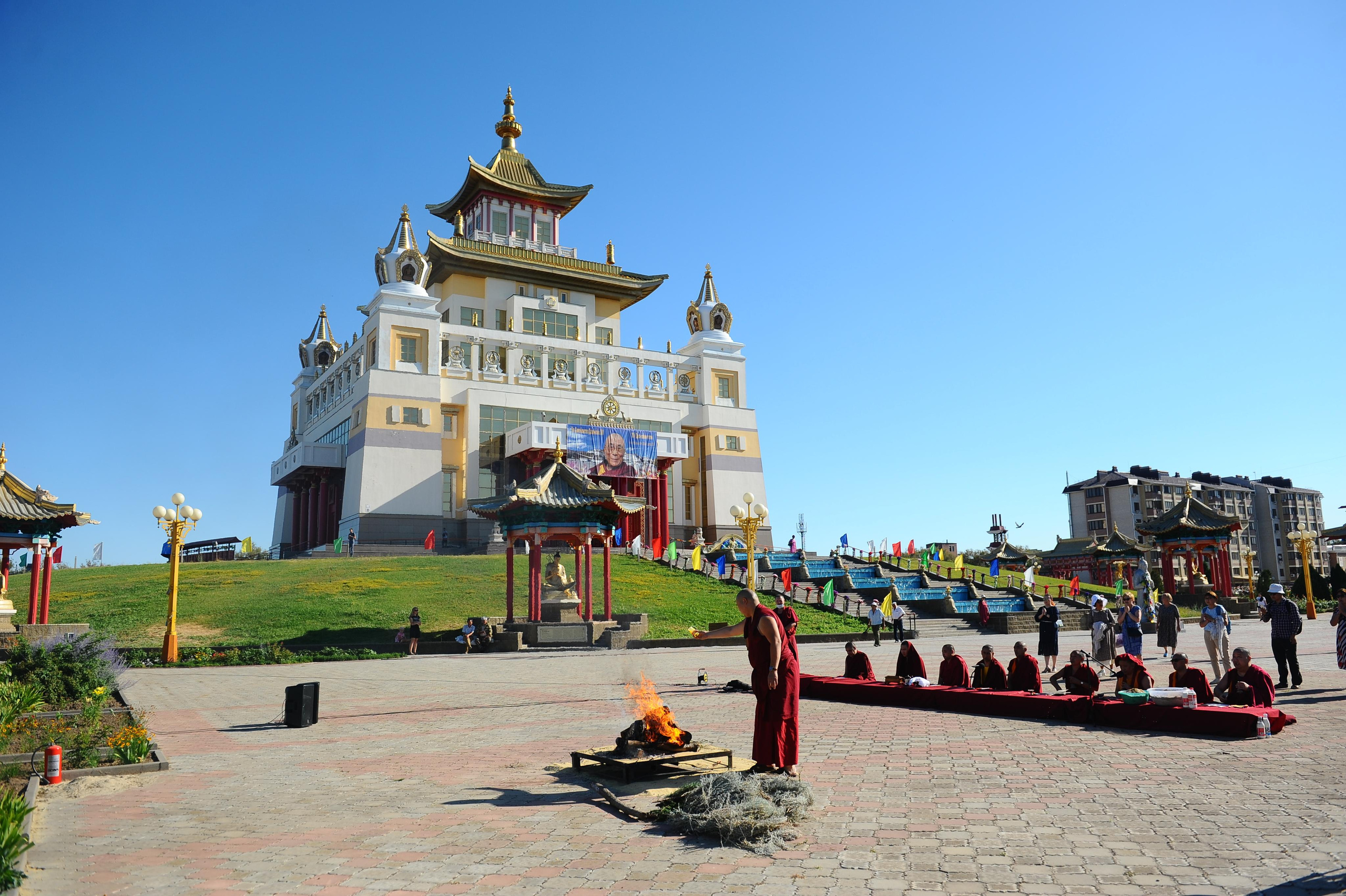 Почему монахи в Калмыкии выливают молоко на костер?. Главная (Home)