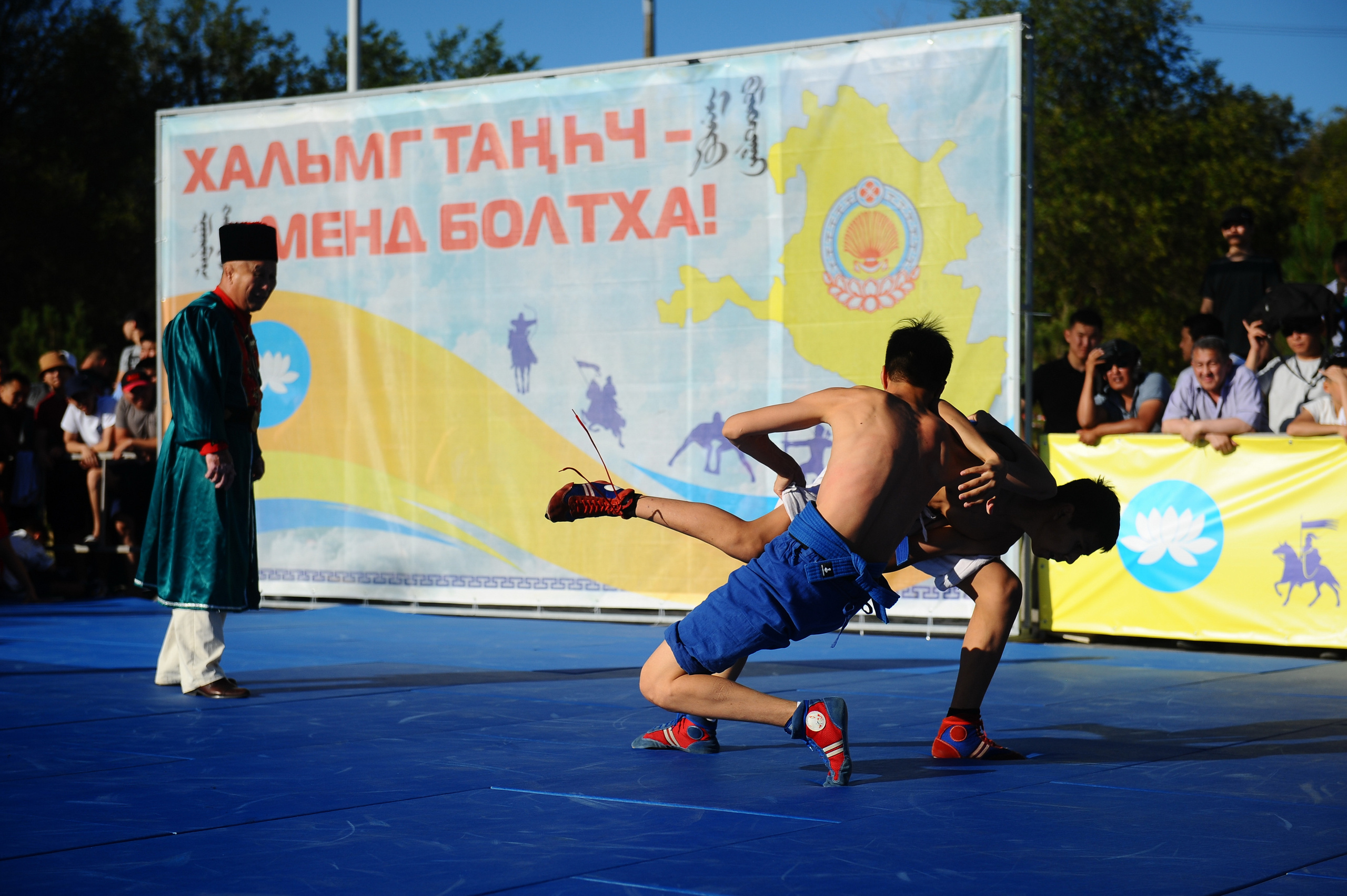 Почему монахи в Калмыкии выливают молоко на костер?. Главная (Home)