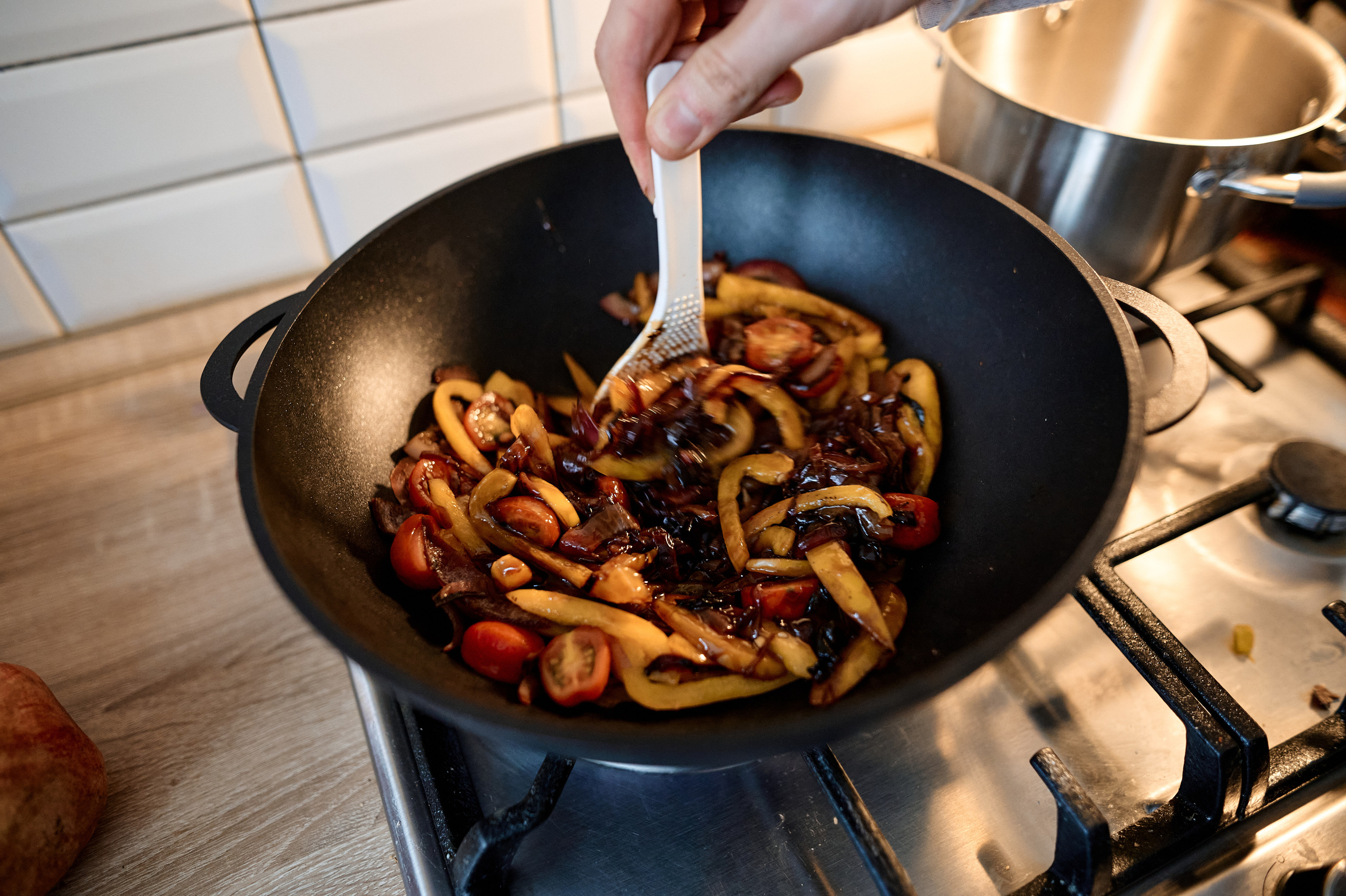 Готовим лапшу в воке. Свадебный фотограф Сергей Фарковец