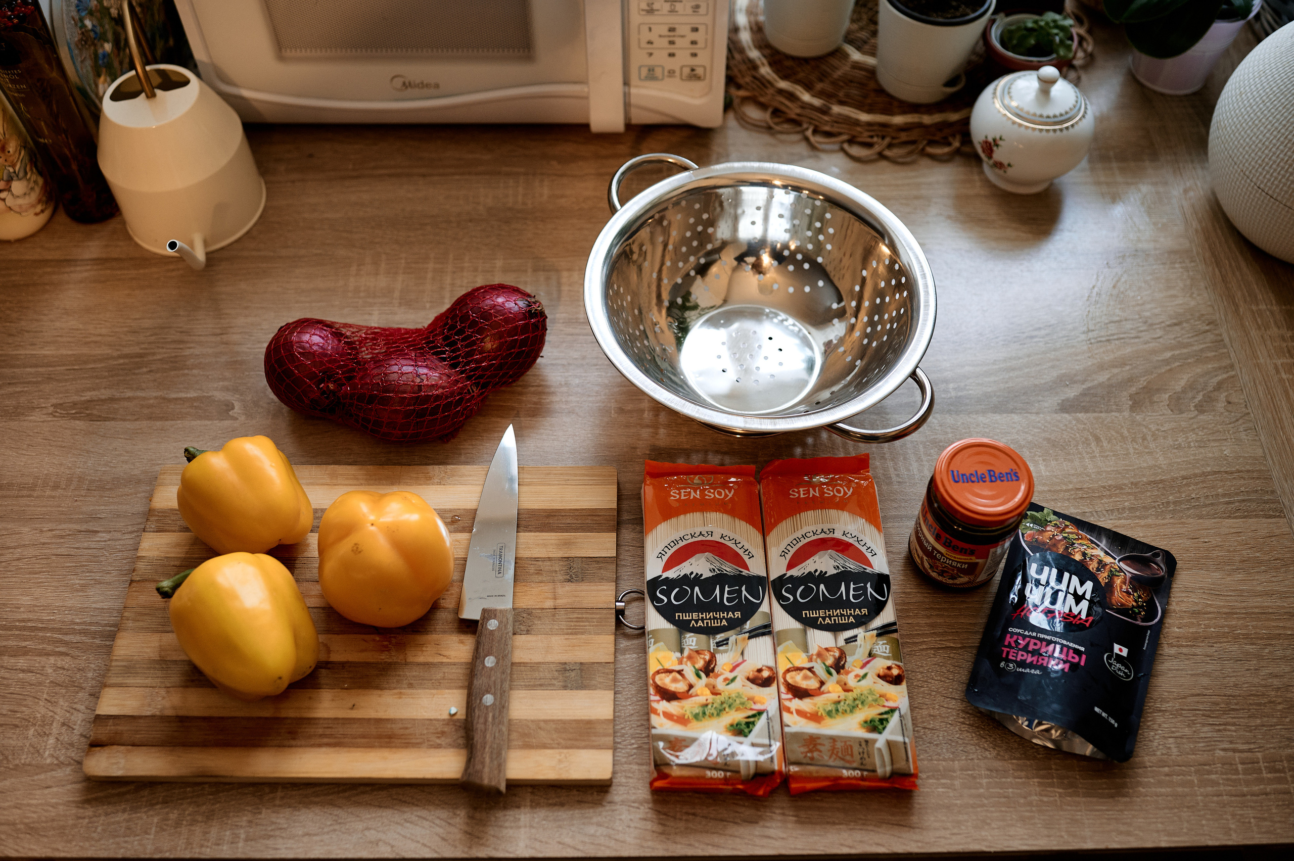 Готовим лапшу в воке. Свадебный фотограф Сергей Фарковец