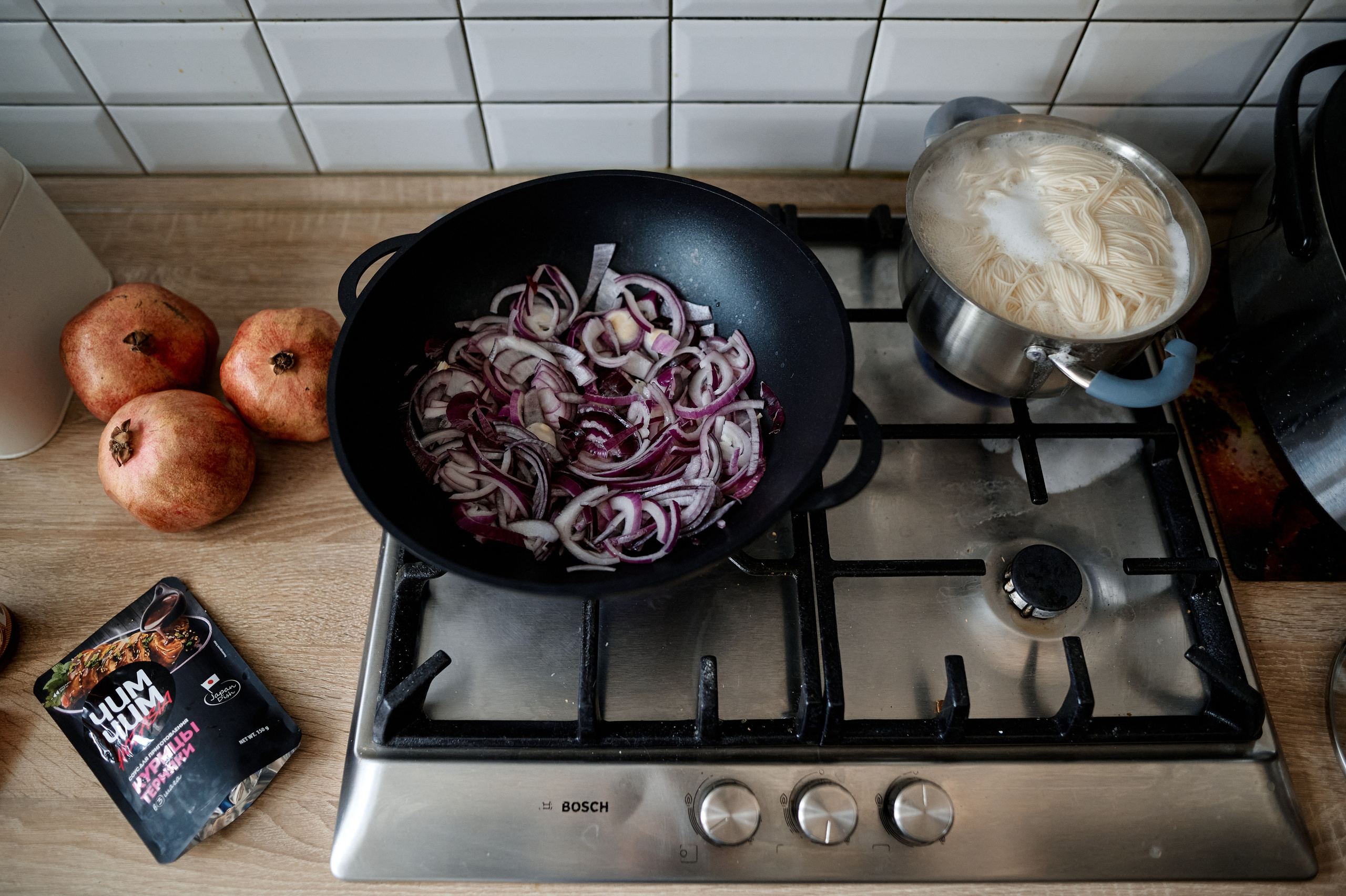 Готовим лапшу в воке. Свадебный фотограф Сергей Фарковец