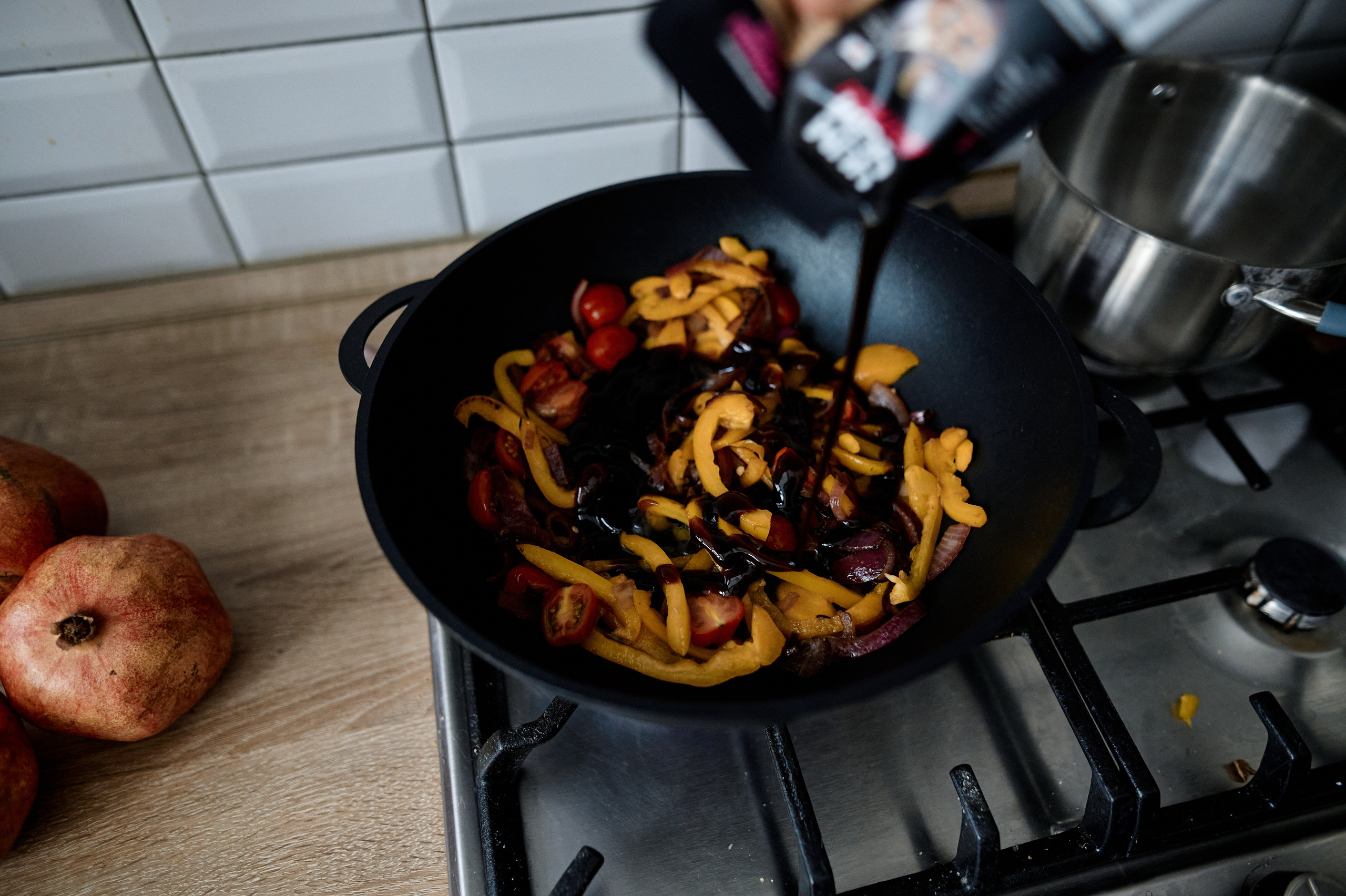 Готовим лапшу в воке. Свадебный фотограф Сергей Фарковец