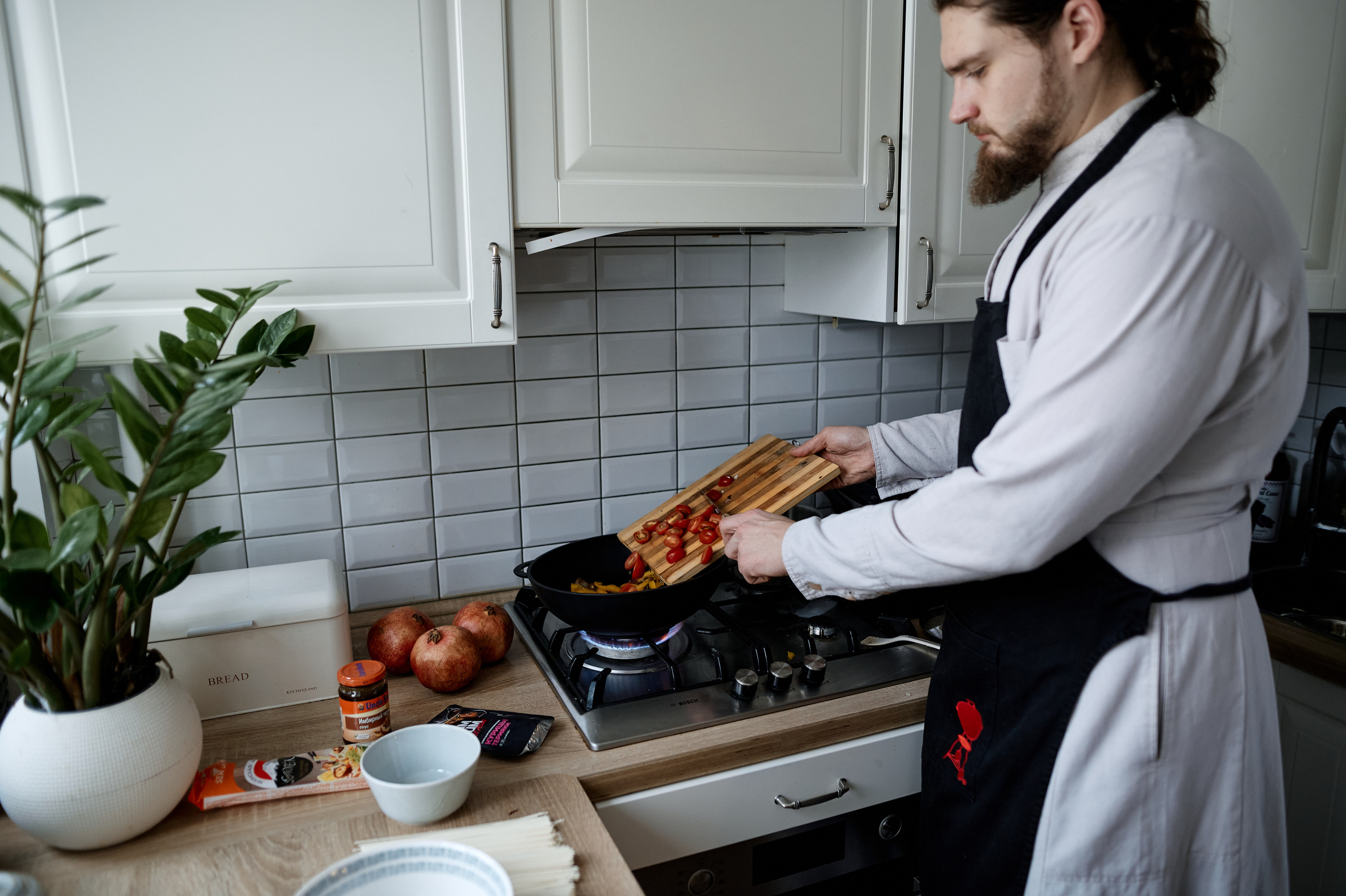 Готовим лапшу в воке. Свадебный фотограф Сергей Фарковец