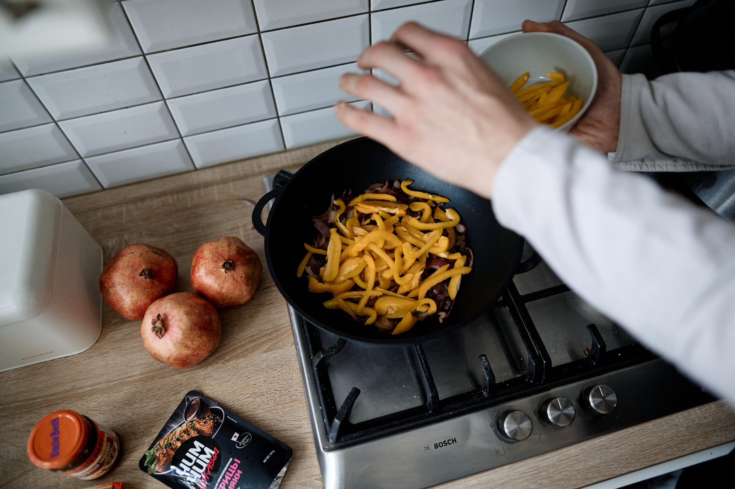 Готовим лапшу в воке. Свадебный фотограф Сергей Фарковец