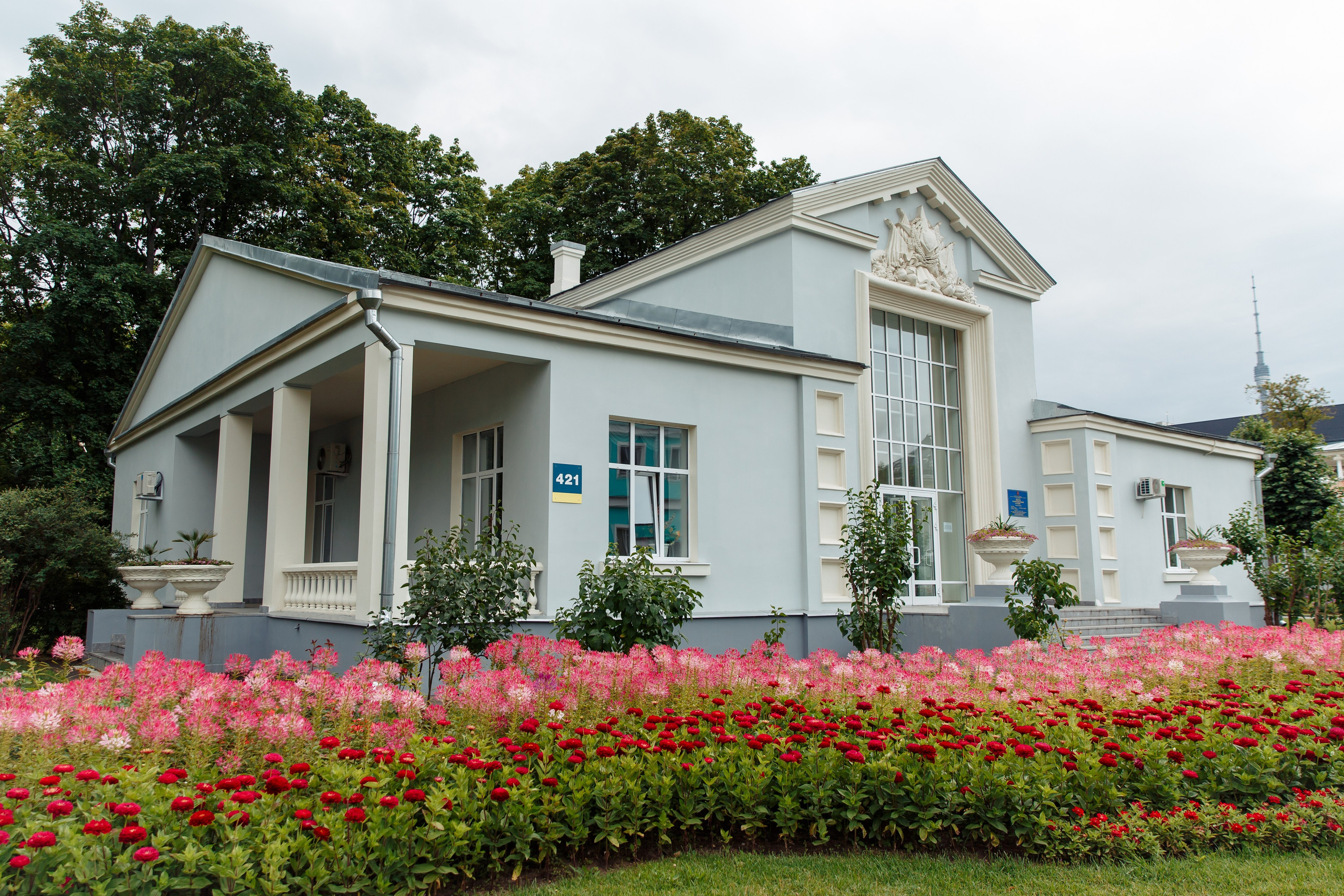 Дворец бракосочетания на ВДНХ вид снаружи