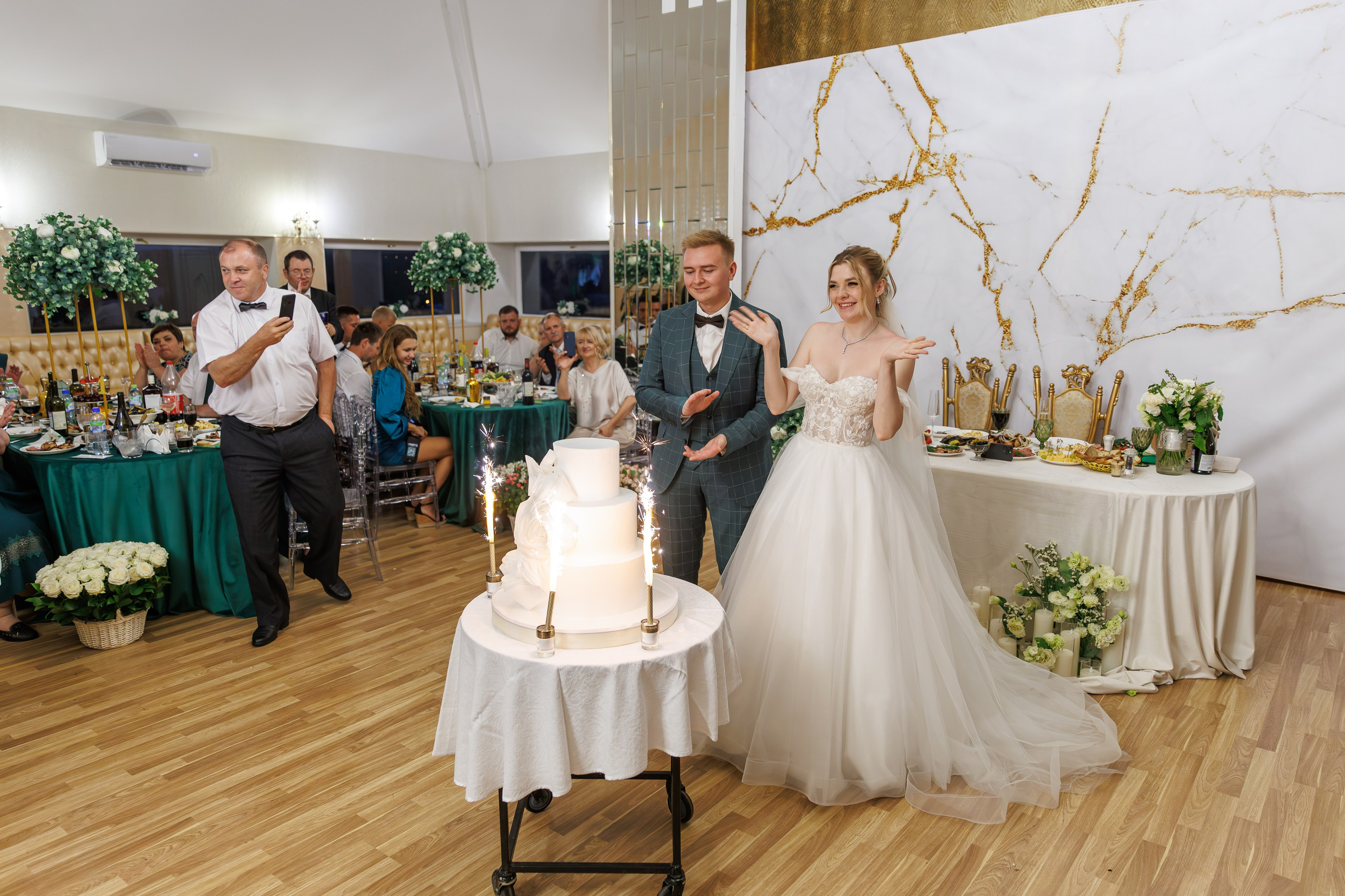 Свадебный банкет в коттедже. Свадебный фотограф Москва и МО Сергей Киржаев