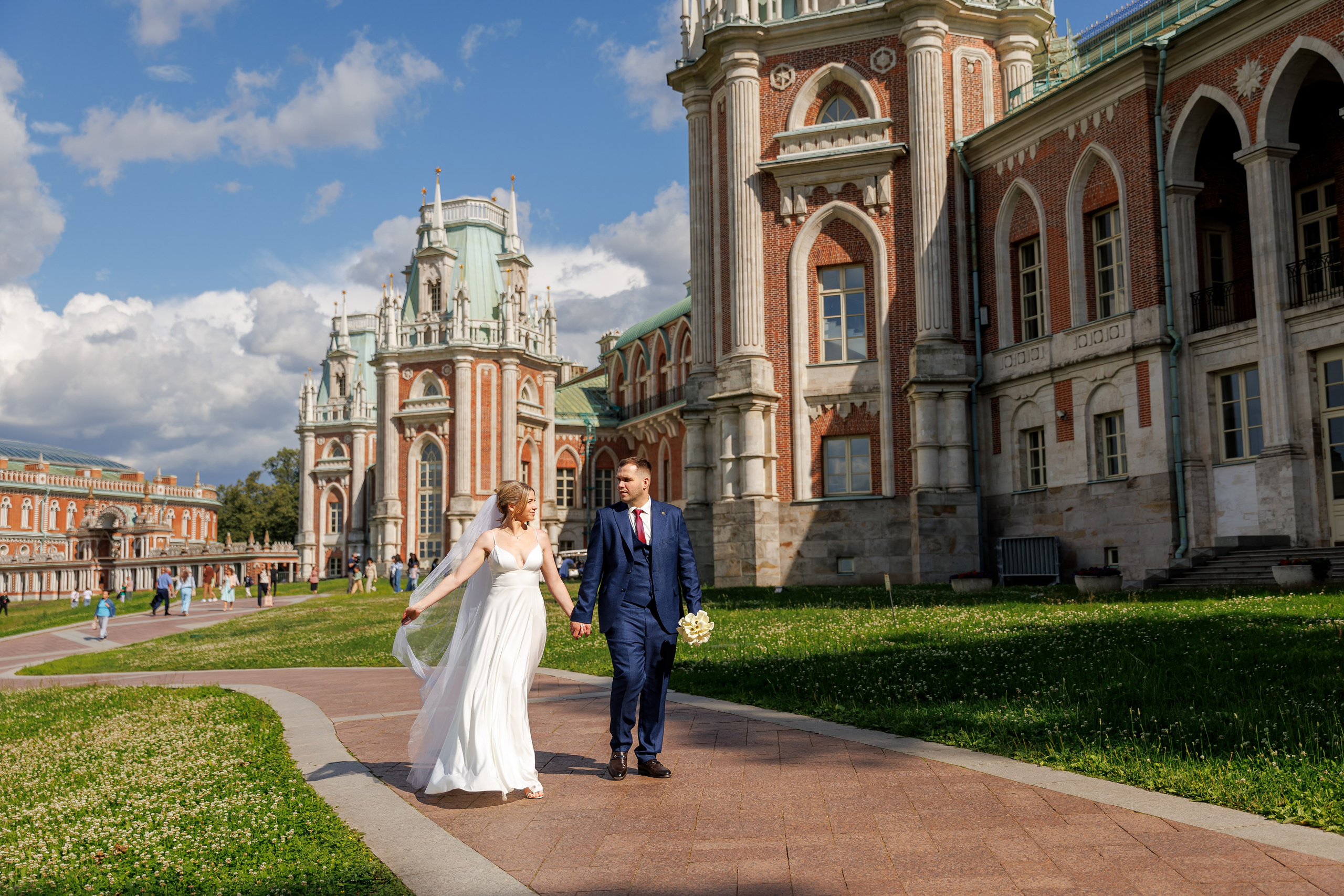 Свадебная фотосессия в парке усадьбе Царицыно. Свадебный фотограф Москва и МО Сергей Киржаев
