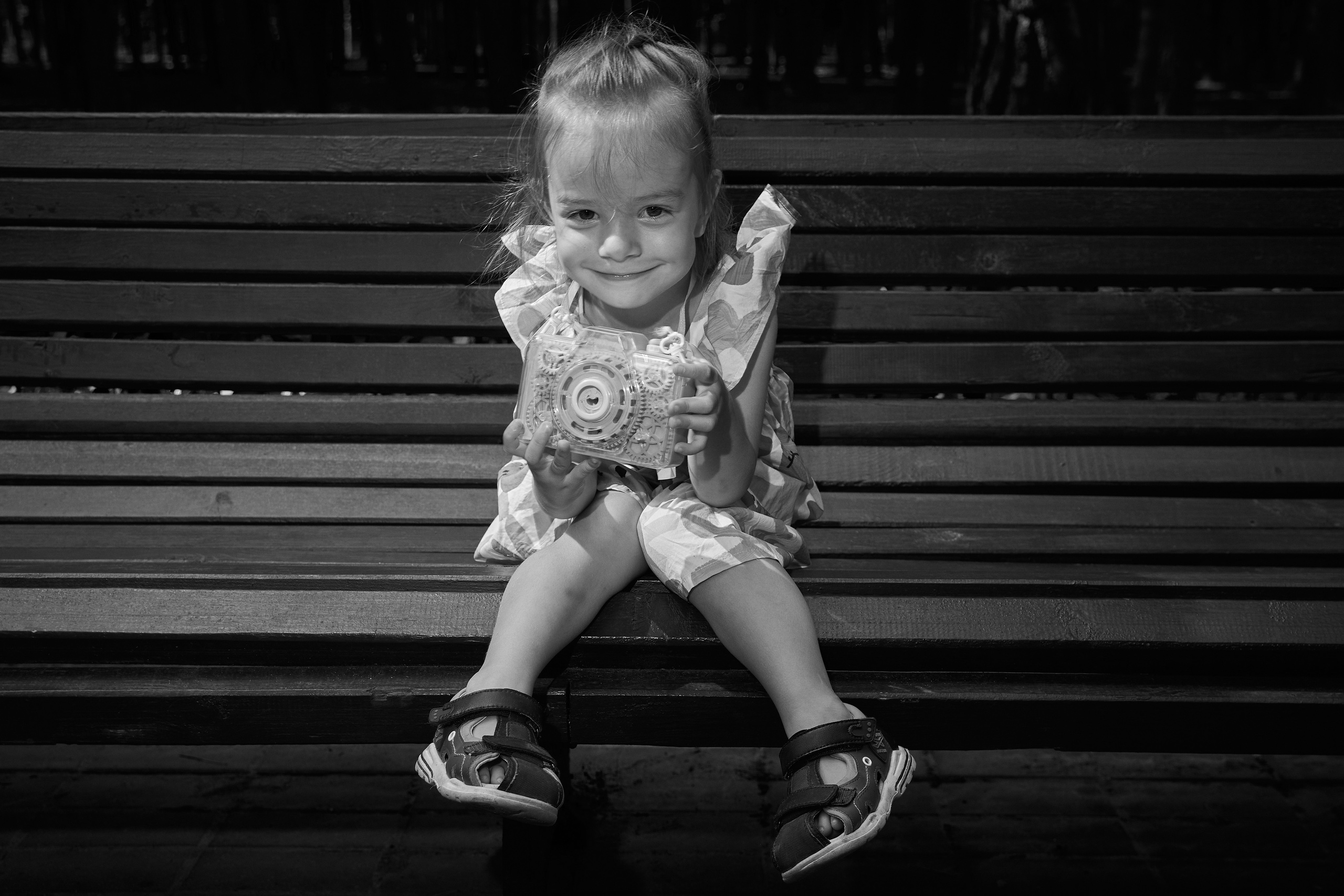 девочка на скамейке в парке