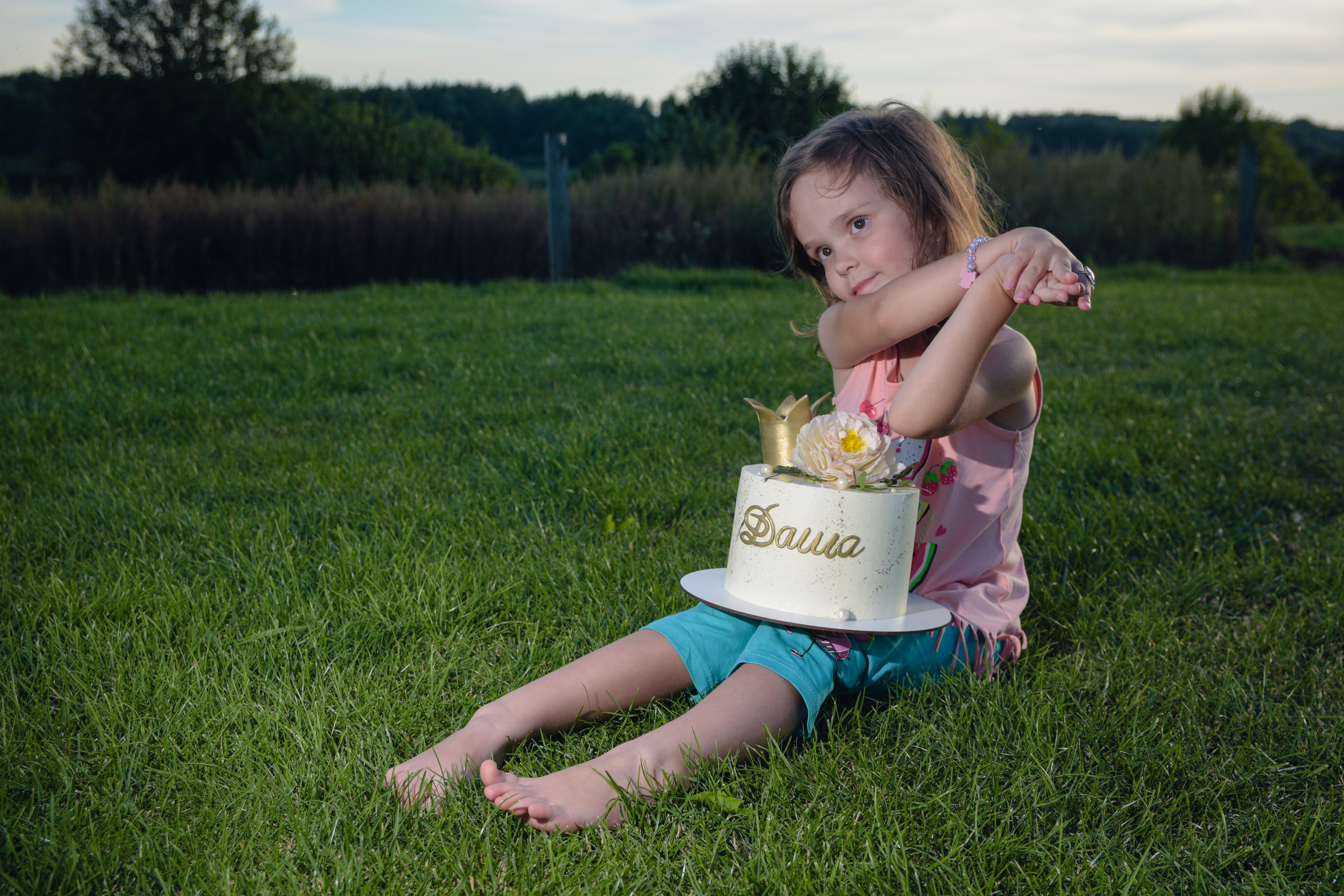 девочка с тортом