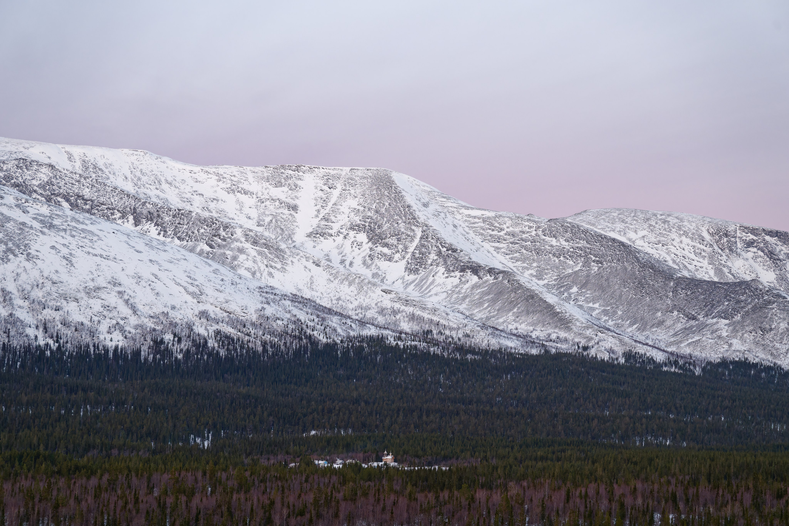 Хибины, Khibiny, Khibiny mountains, Кольский полуостров, Murmansk region, Russian North, Заполярье, север России, горы России, путешествие по России, северные горы, арктическая природа, tundra, Kola Peninsula landscape, polar nature, northern lights Russia, снег, зимние горы, северное сияние, заполярная зима, мрачные горы, северный свет, снежные вершины, тундра, дикая природа, nordic aesthetic, cinematic north, cold landscape