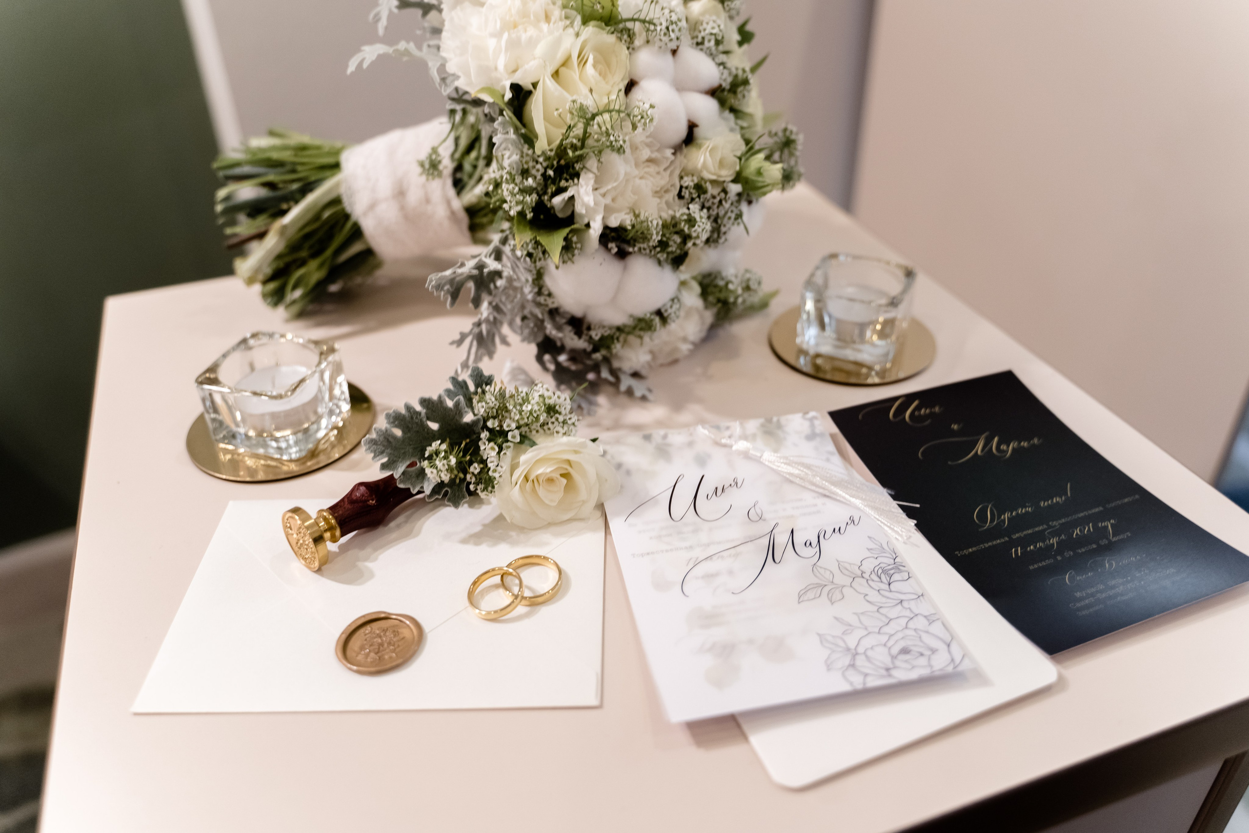 Свадебное фото с аксессуарами со сборов невесты, кольца и свадебные пригласительные 