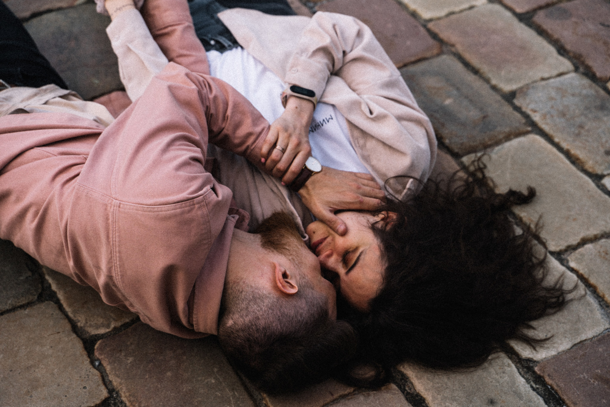 Влюбленная пара гуляющая по улице 