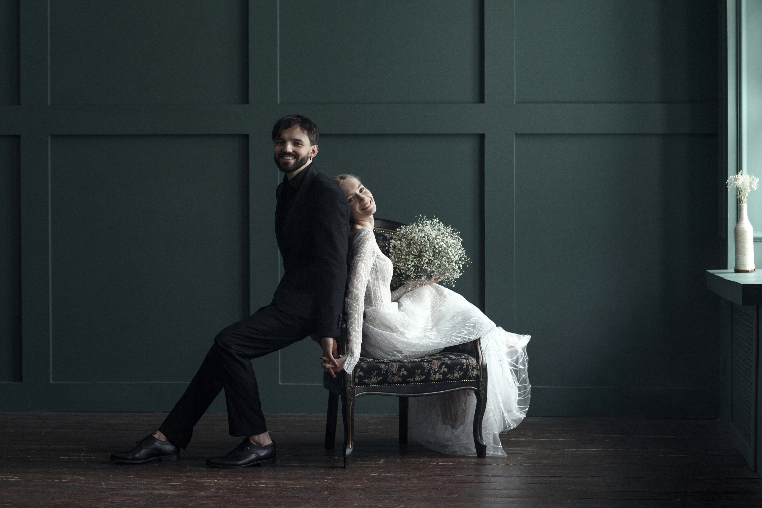 Свадебная фотосессия пары в в фотостудии
