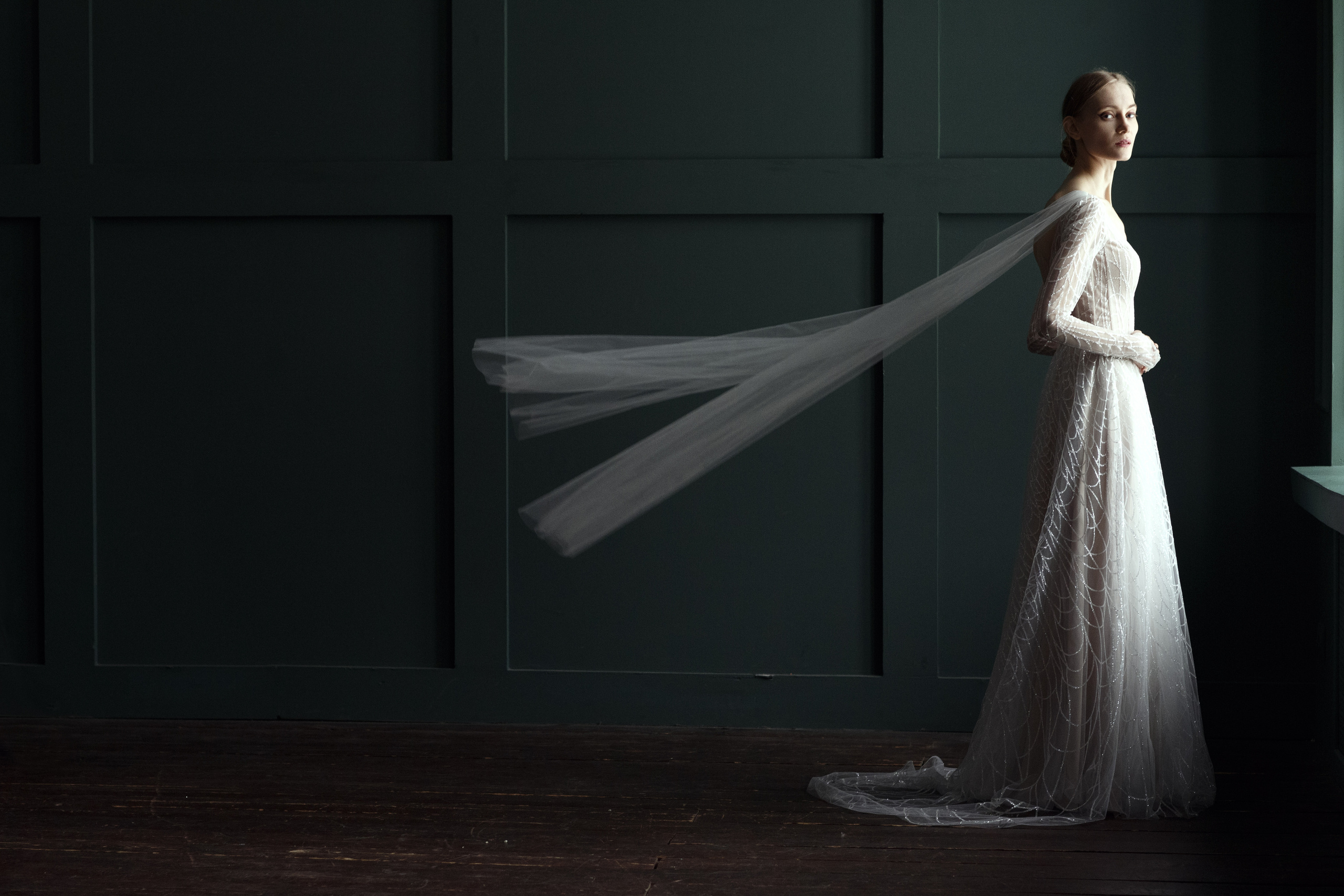 Свадебная фотосессия пары в в фотостудии