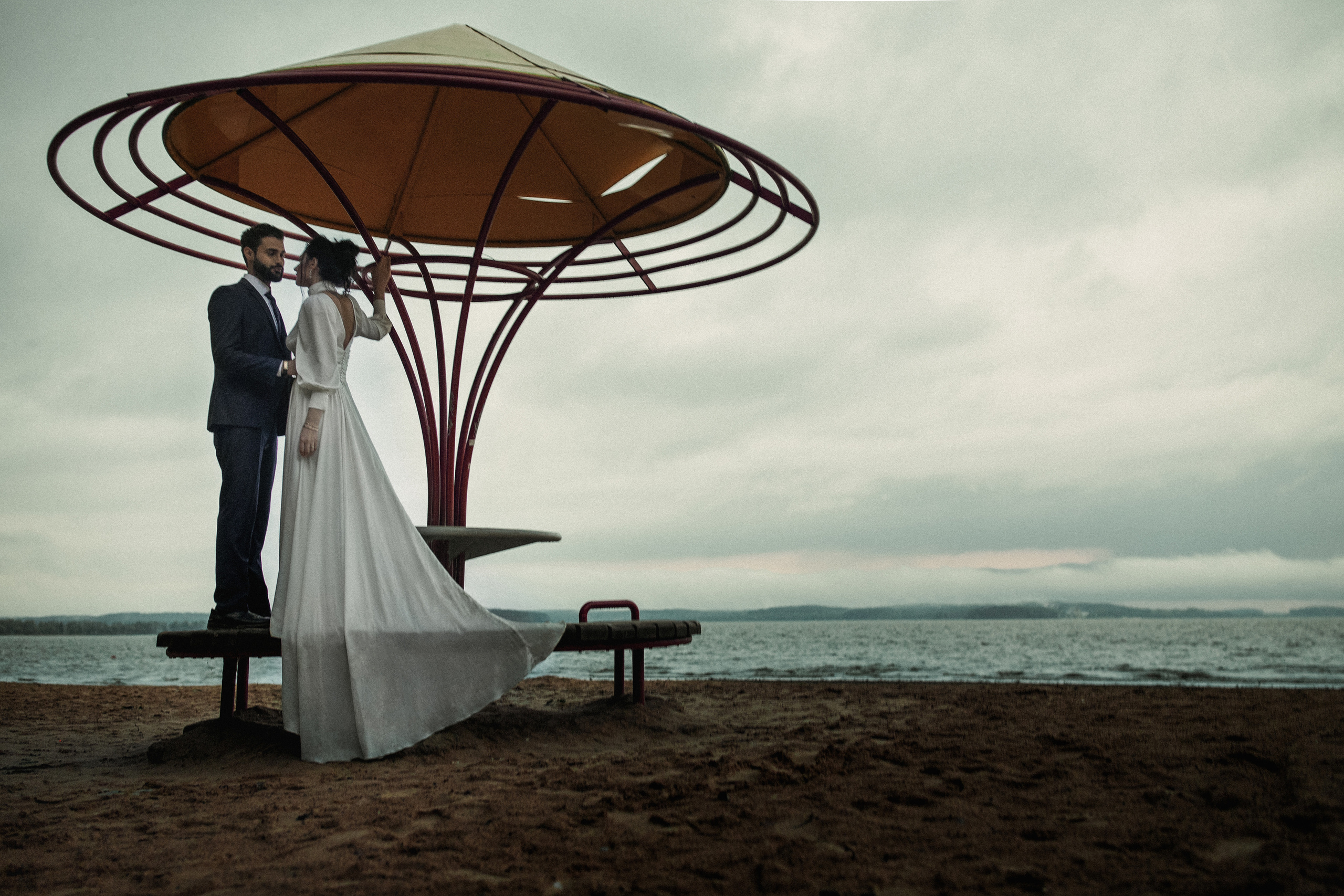 Красивая фотосъемка молодоженов на берегу Минского моря