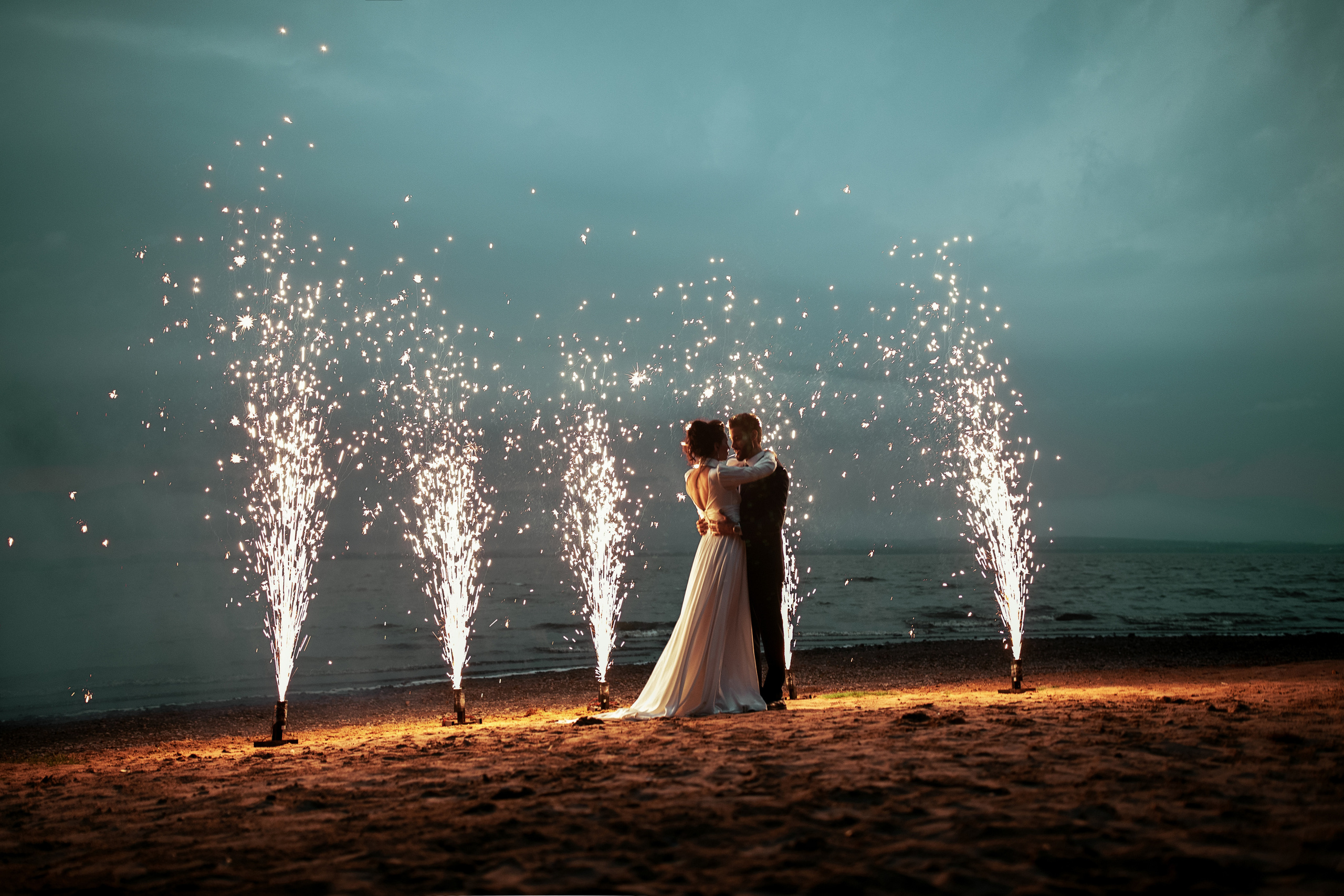 Красивая фотосъемка молодоженов на берегу Минского моря