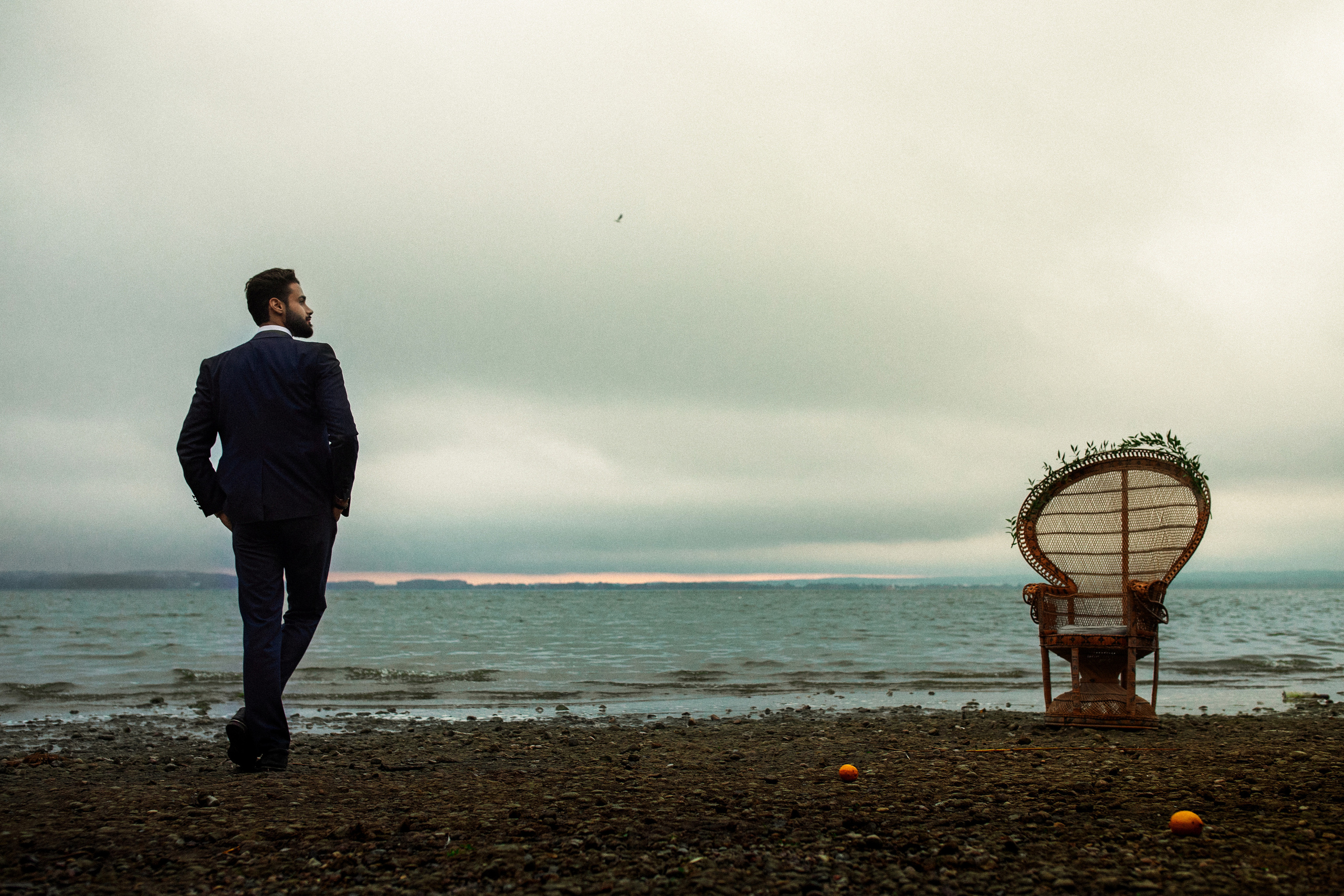 Красивая фотосъемка молодоженов на берегу Минского моря