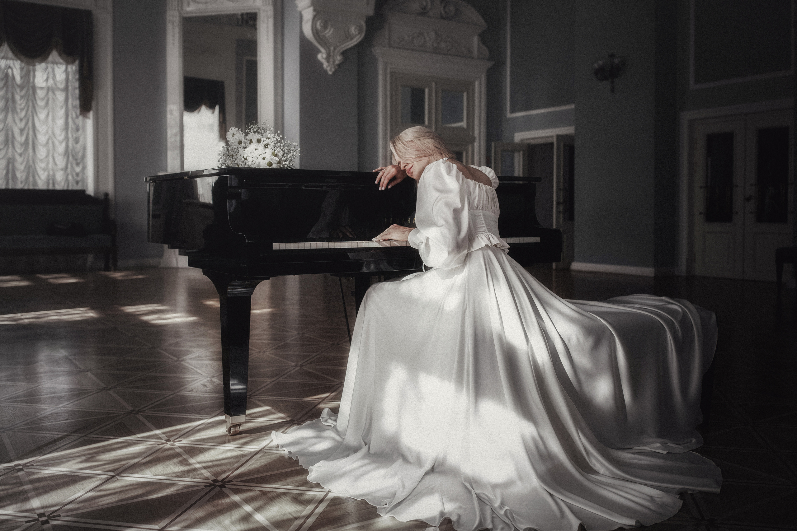 Фотосессия молодоженов в театре Я.Купалы