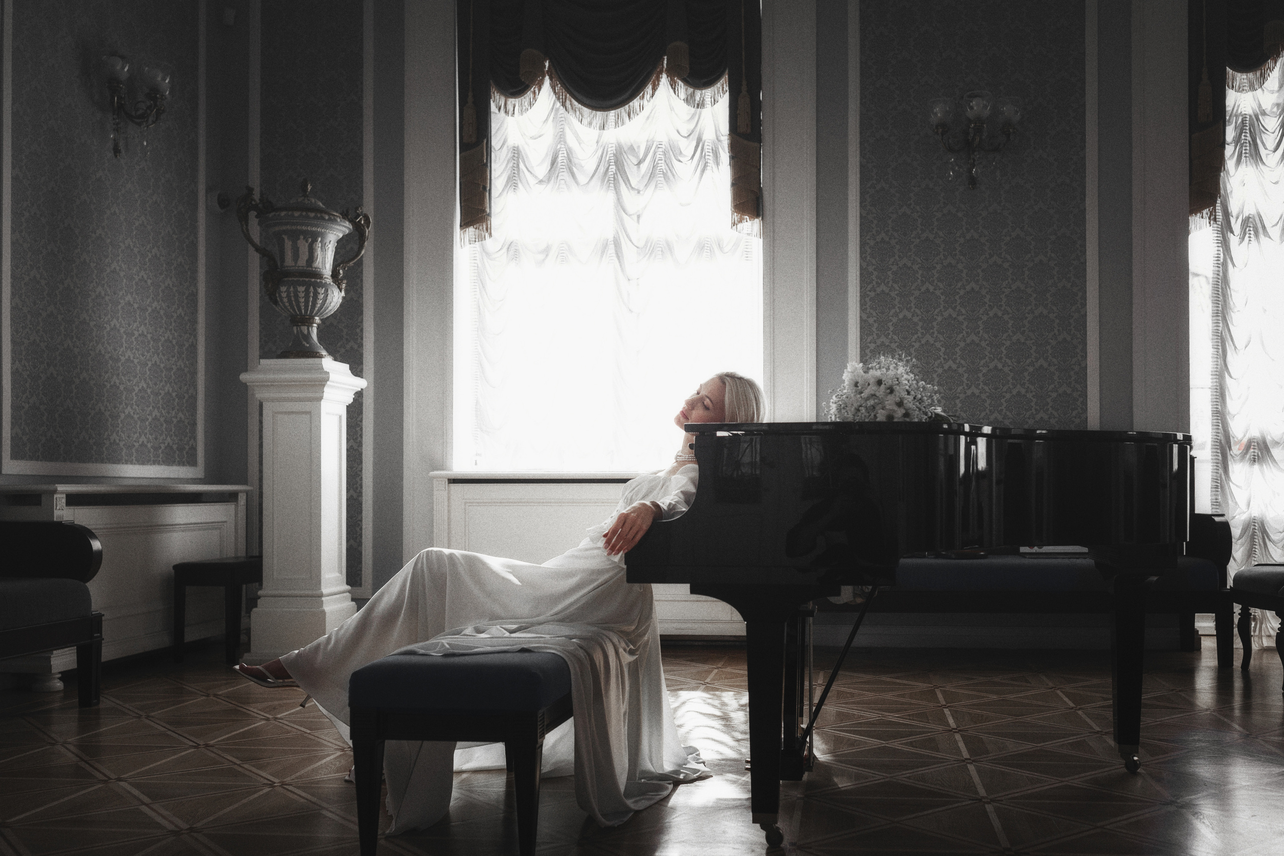 Фотосессия молодоженов в театре Я.Купалы