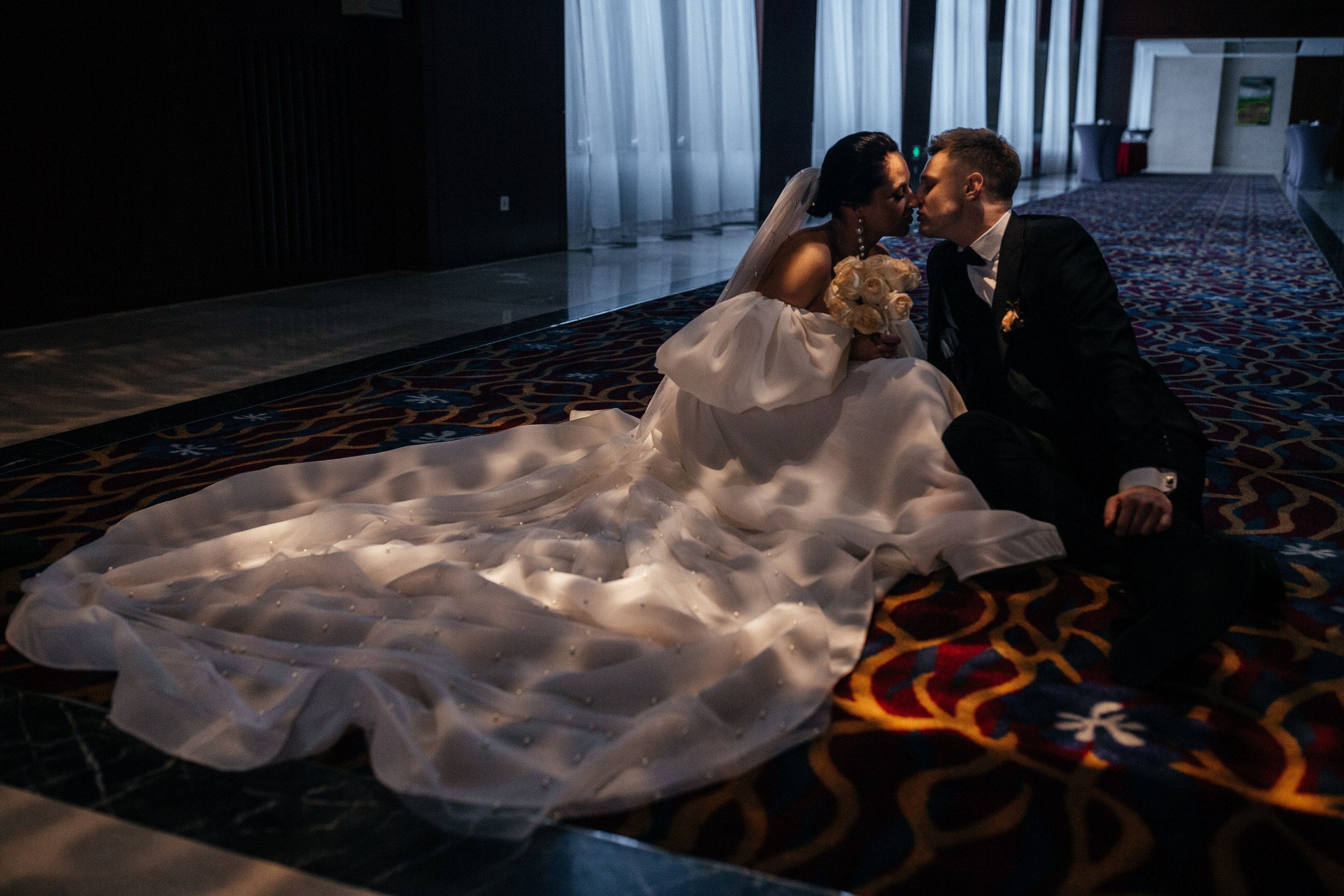 Яркая свадебная фотосессия зимой