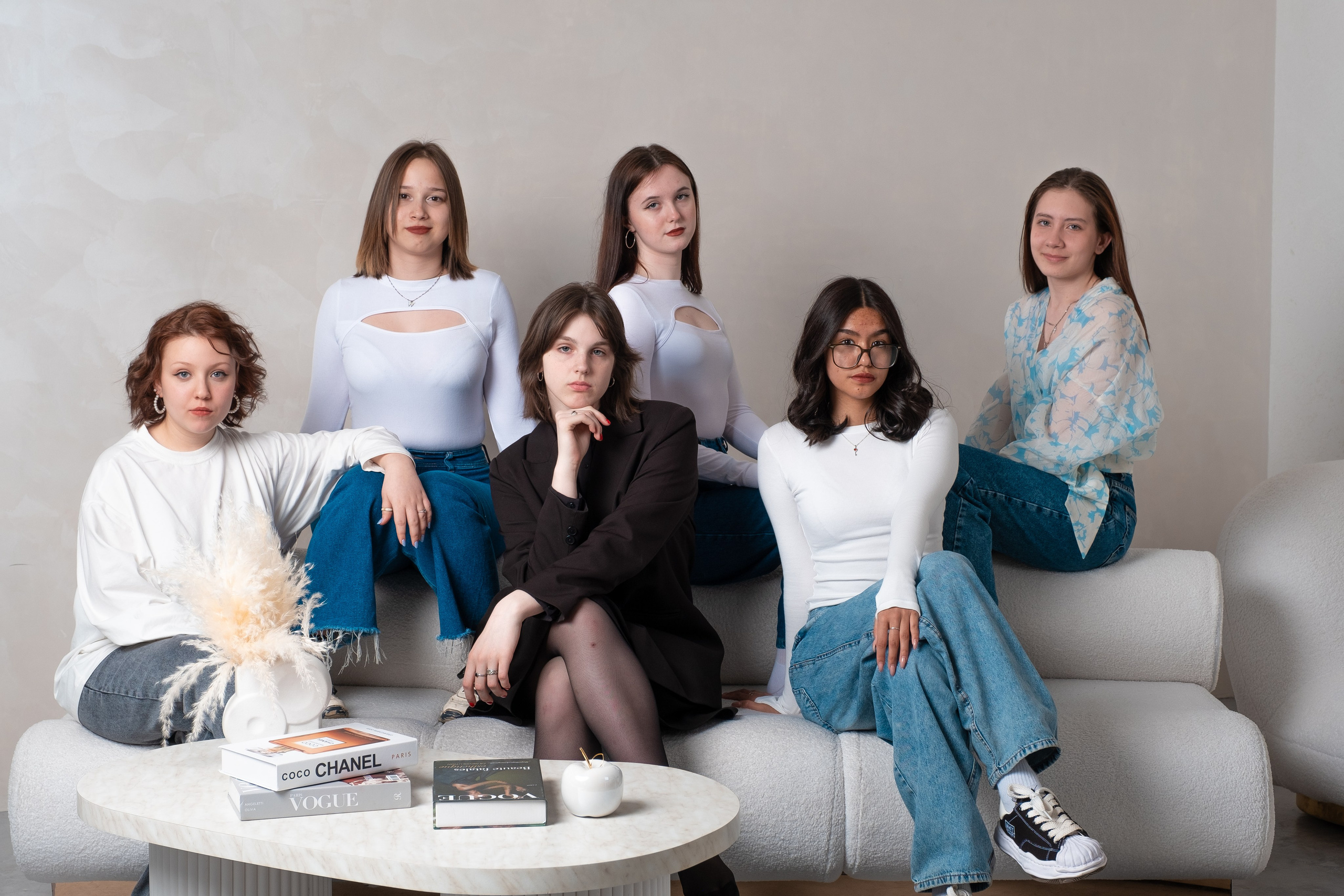 Фотосессия 11ых классов в студии «Daily Studio». Фотограф и видеограф Софья Бурляева в Санкт-Петербурге