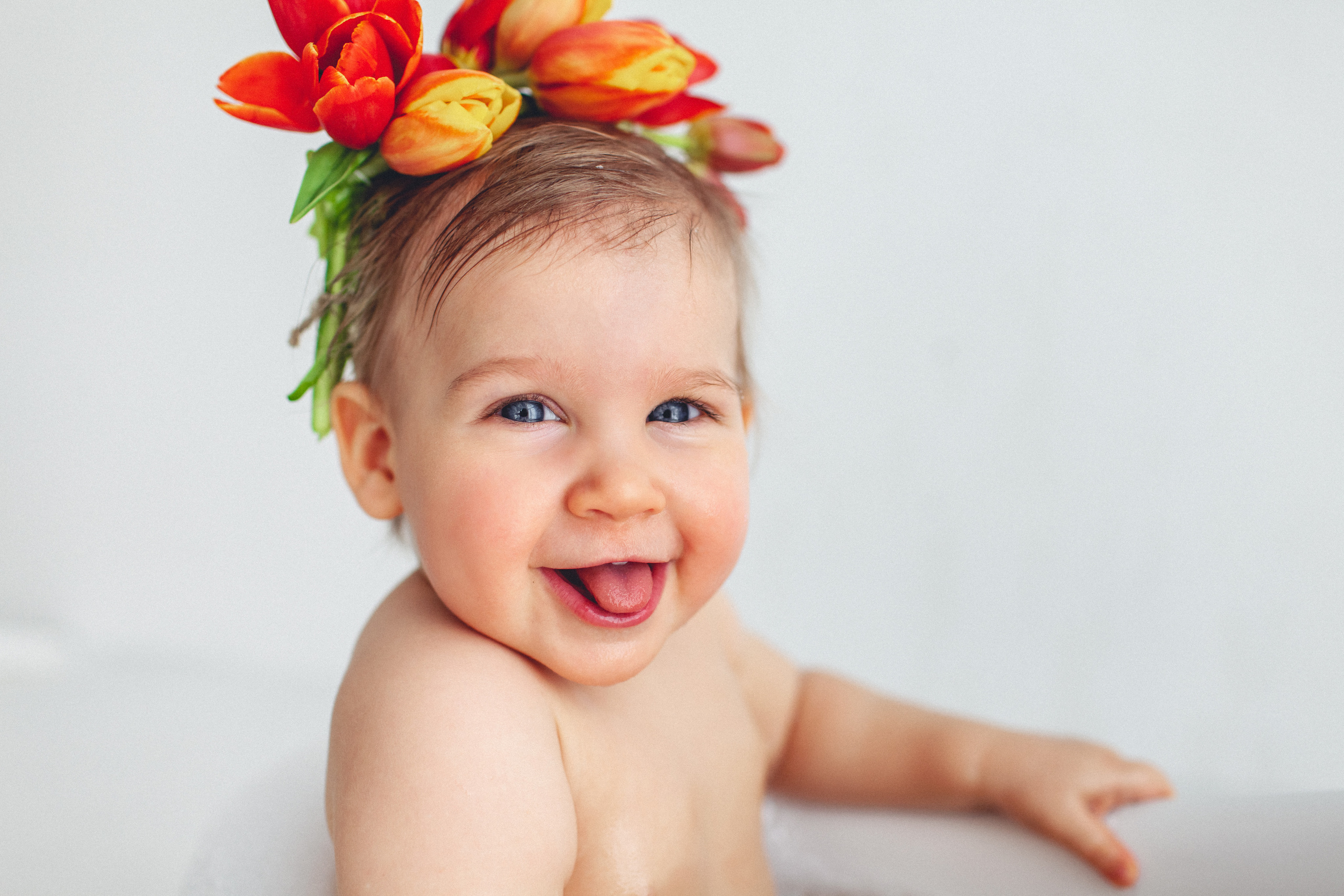 Маленькая Ясна в свой первый годик в Маленькой студии с тюльпанами. Детский фотограф в Самаре