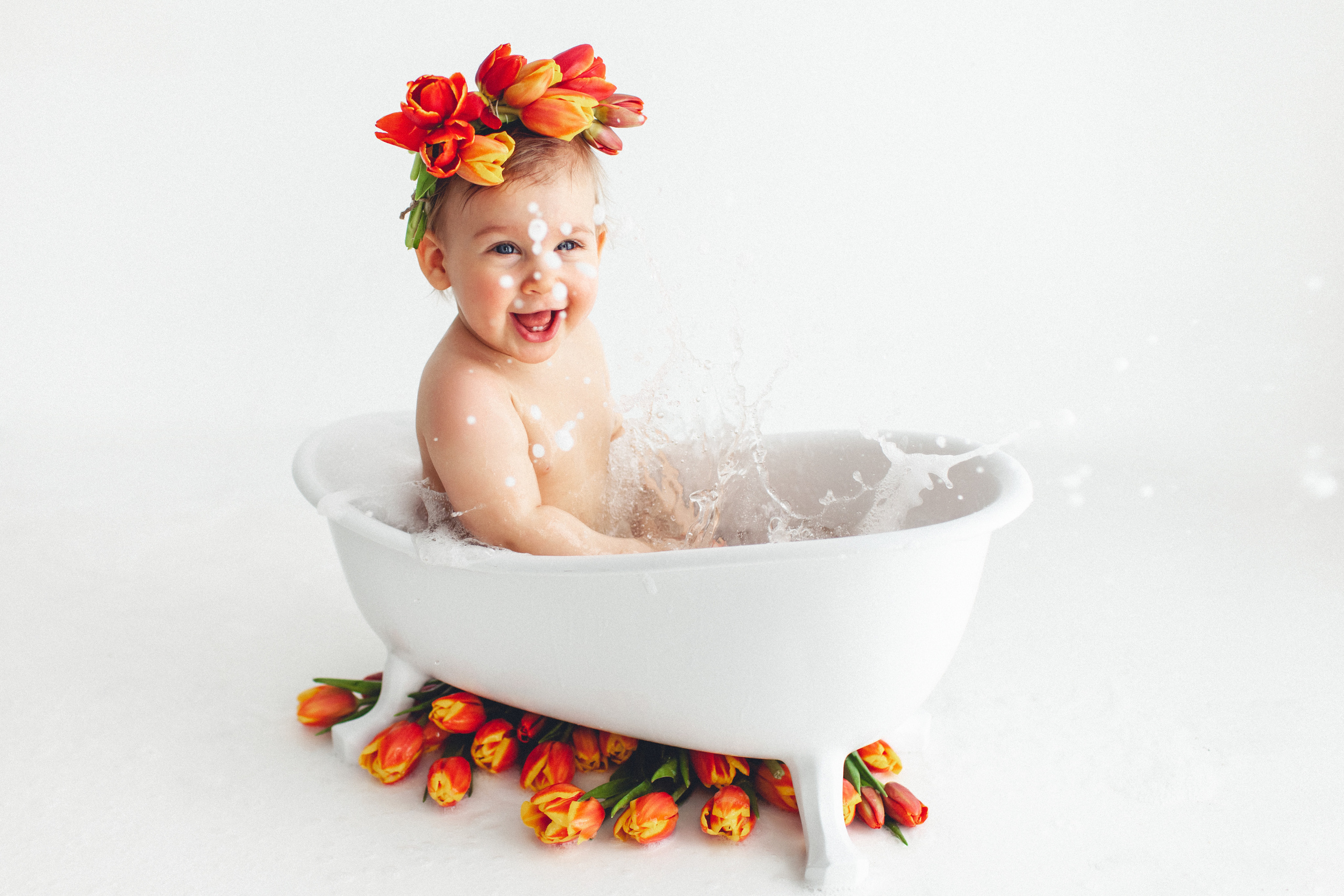 Маленькая Ясна в свой первый годик в Маленькой студии с тюльпанами. Детский фотограф в Самаре