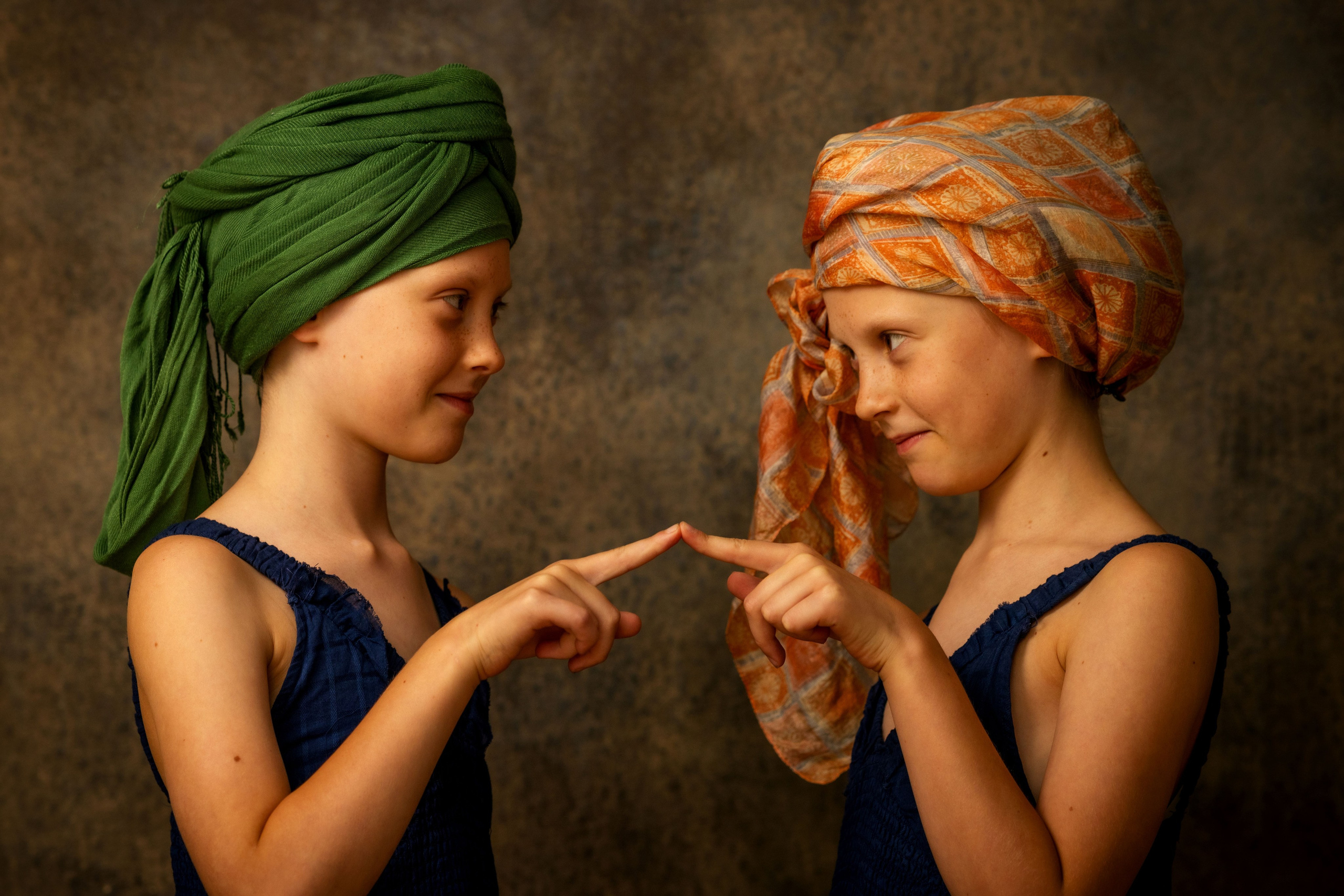 Тематическая фотосессия Тюмень: портрет близнецов в платках