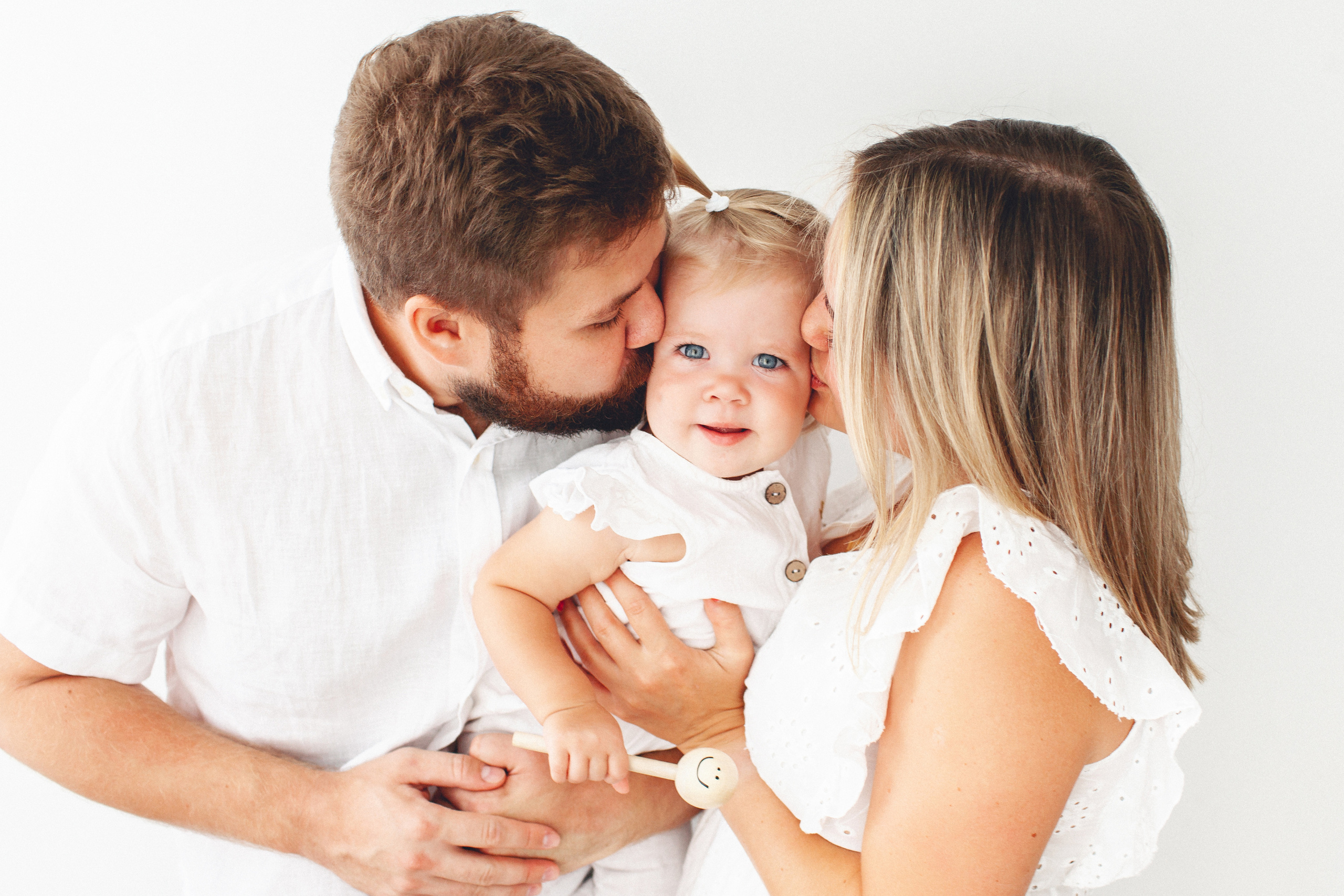 Мира с мамой и папой в Маленькой студии. Детский фотограф в Самаре