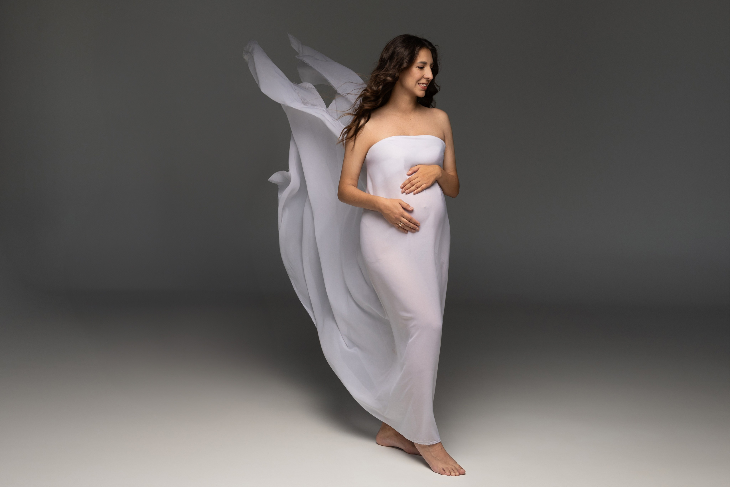 Фотограф беременности Красноярск | девушка в белой ткани