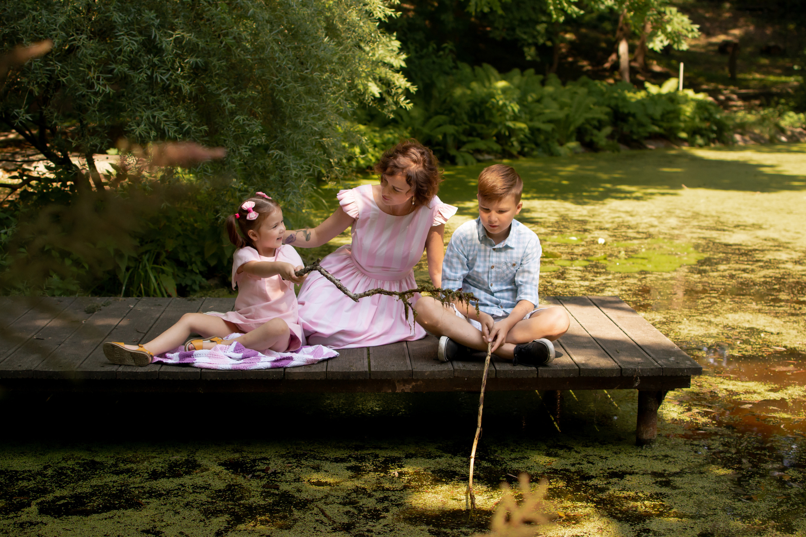 Ландшафтный парк - это отличное место для фотосессии у воды. Подойдет семьям.