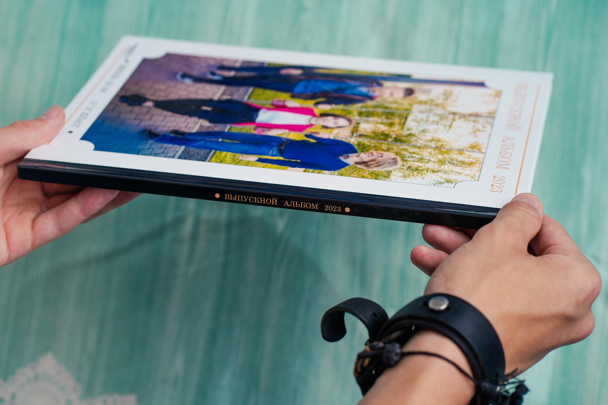 Выпускной альбом на 10 разворотов. Семейный и портретный фотограф в Екатеринбурге Анна Лобанова