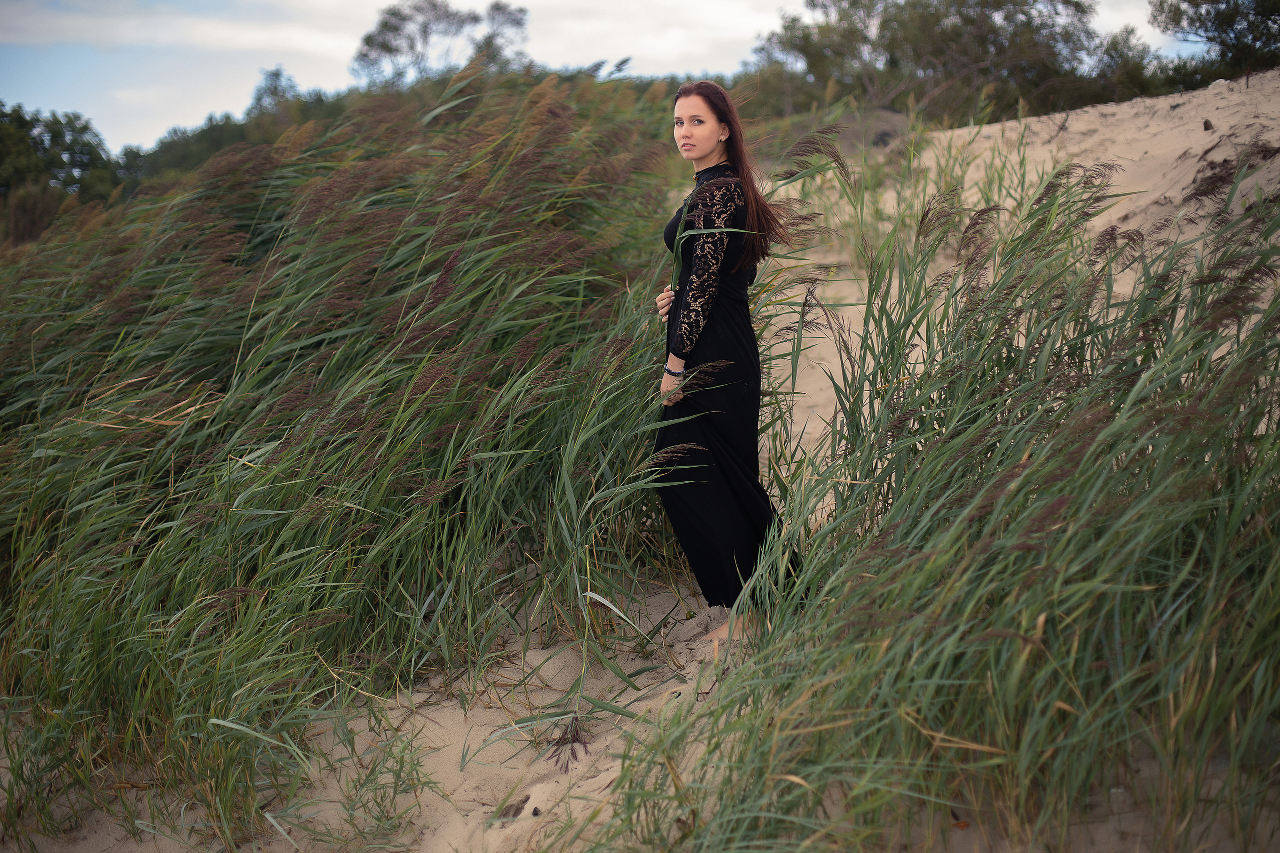 фотосессия на Балтийском  море. Девушка в черном платье