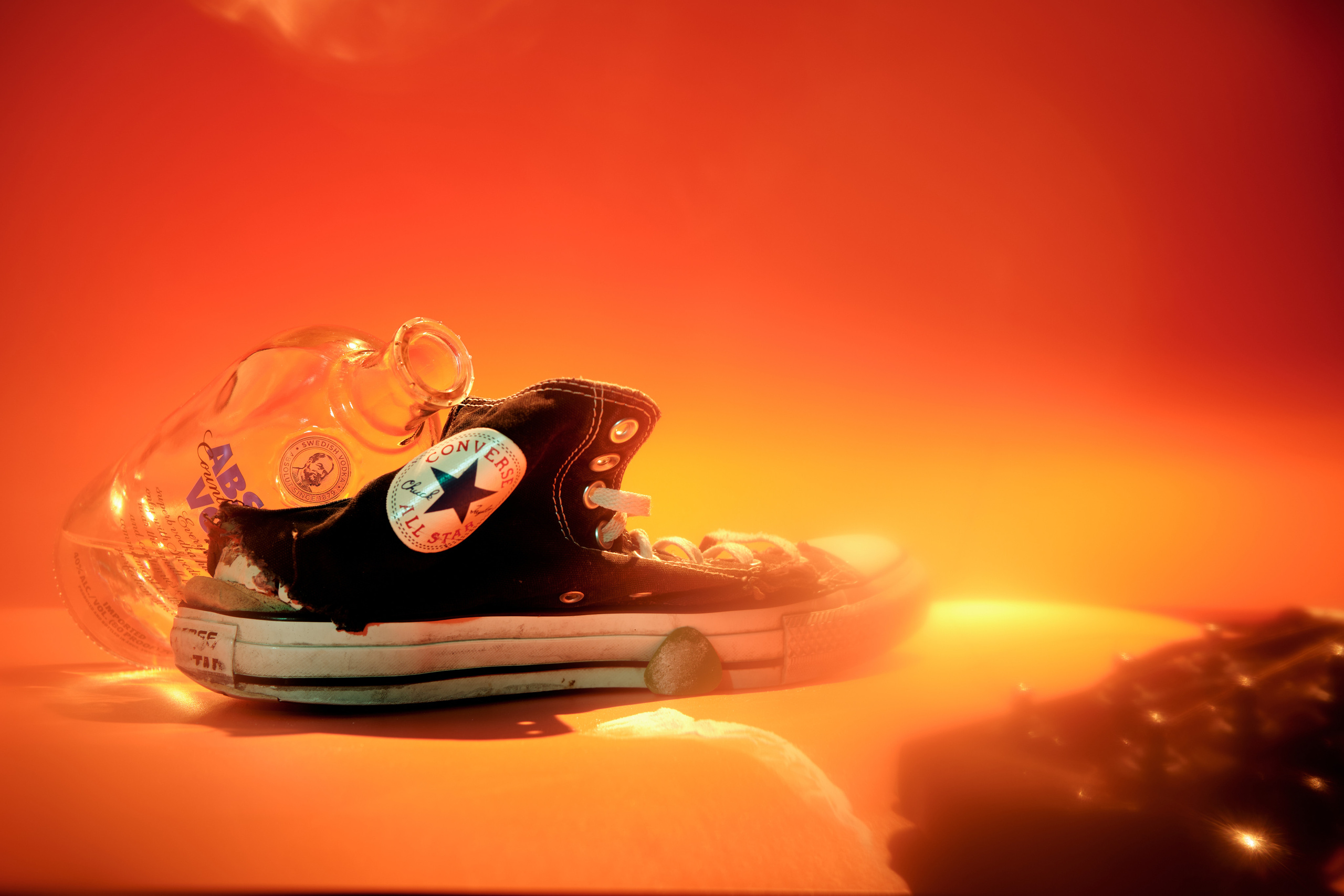 кеды конверс с бутылкой абсолюта и гитарой