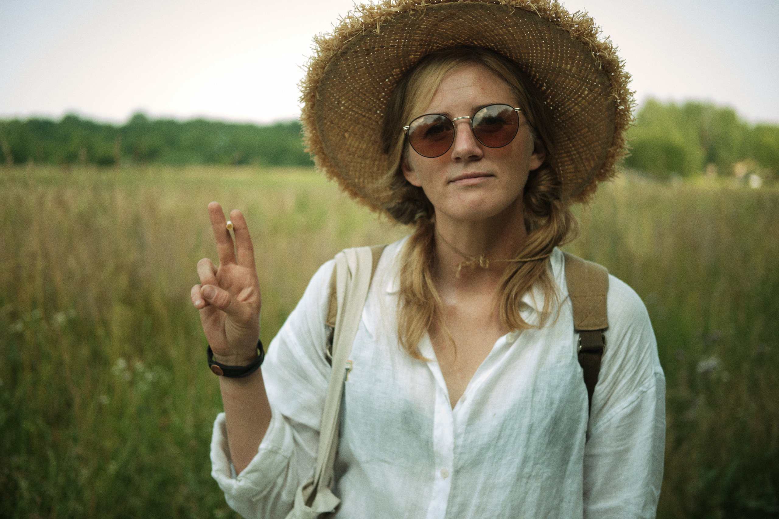 Девушка в шляпе посреди поля