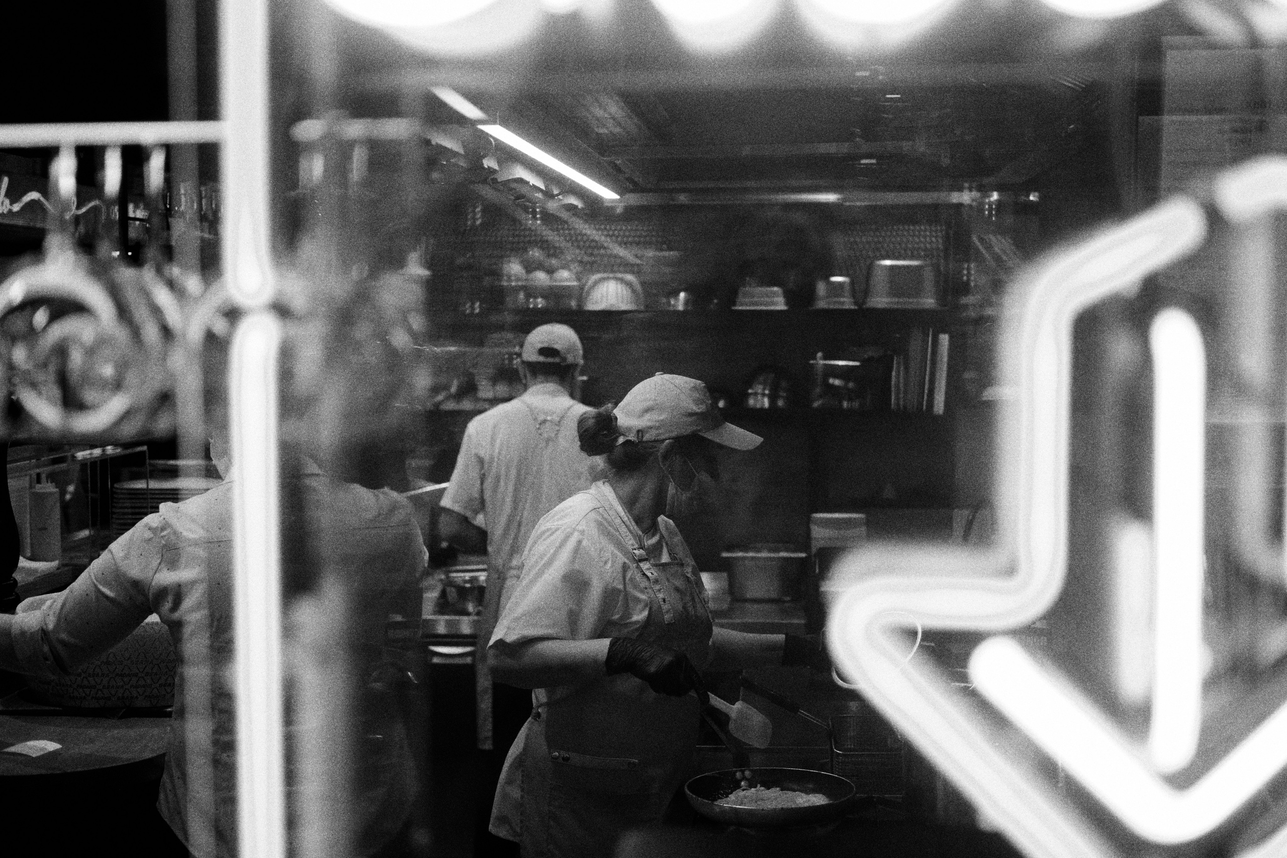 Люди в кафе готовят еду