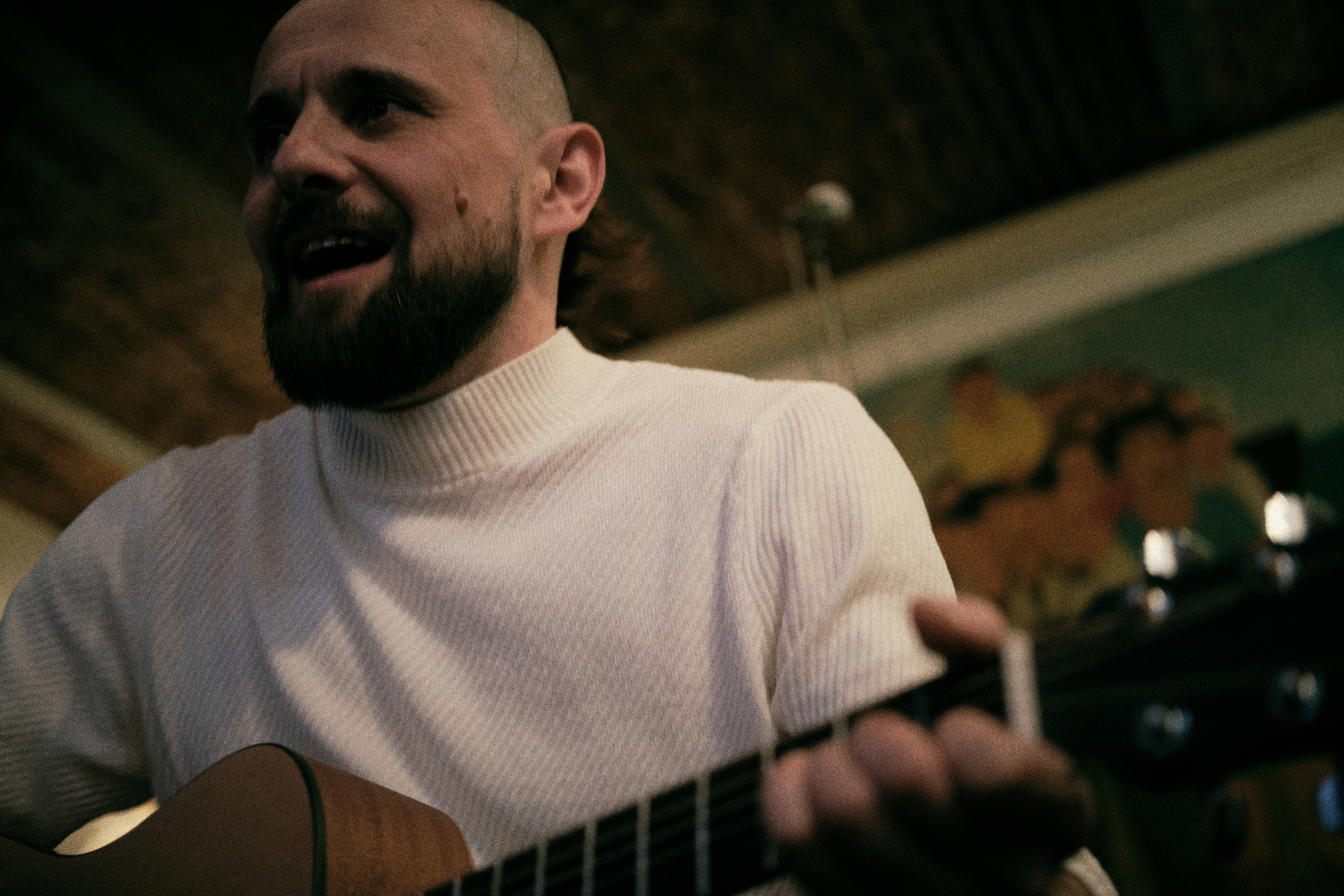 Мужчина играет на гитаре