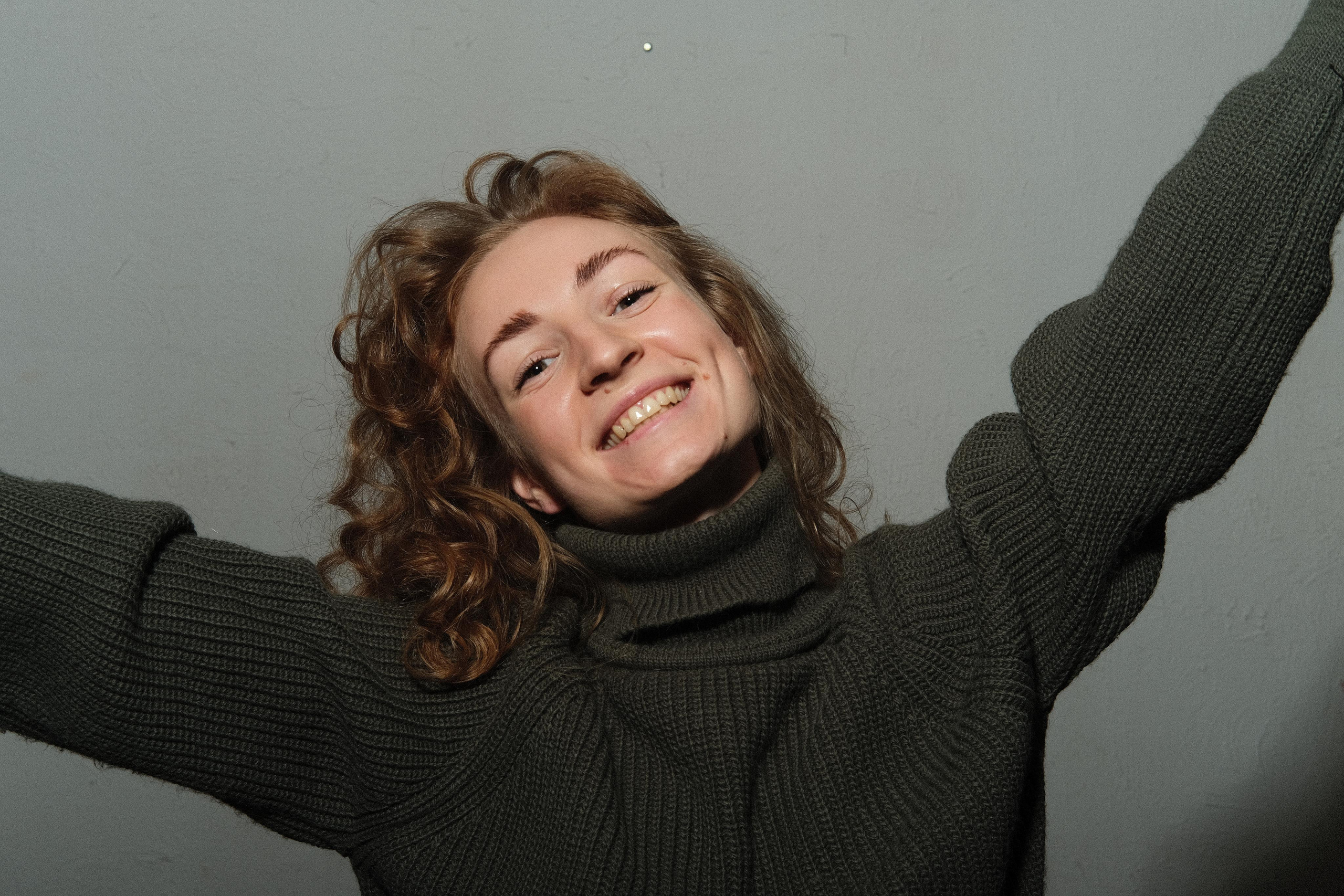 Радостная девушка