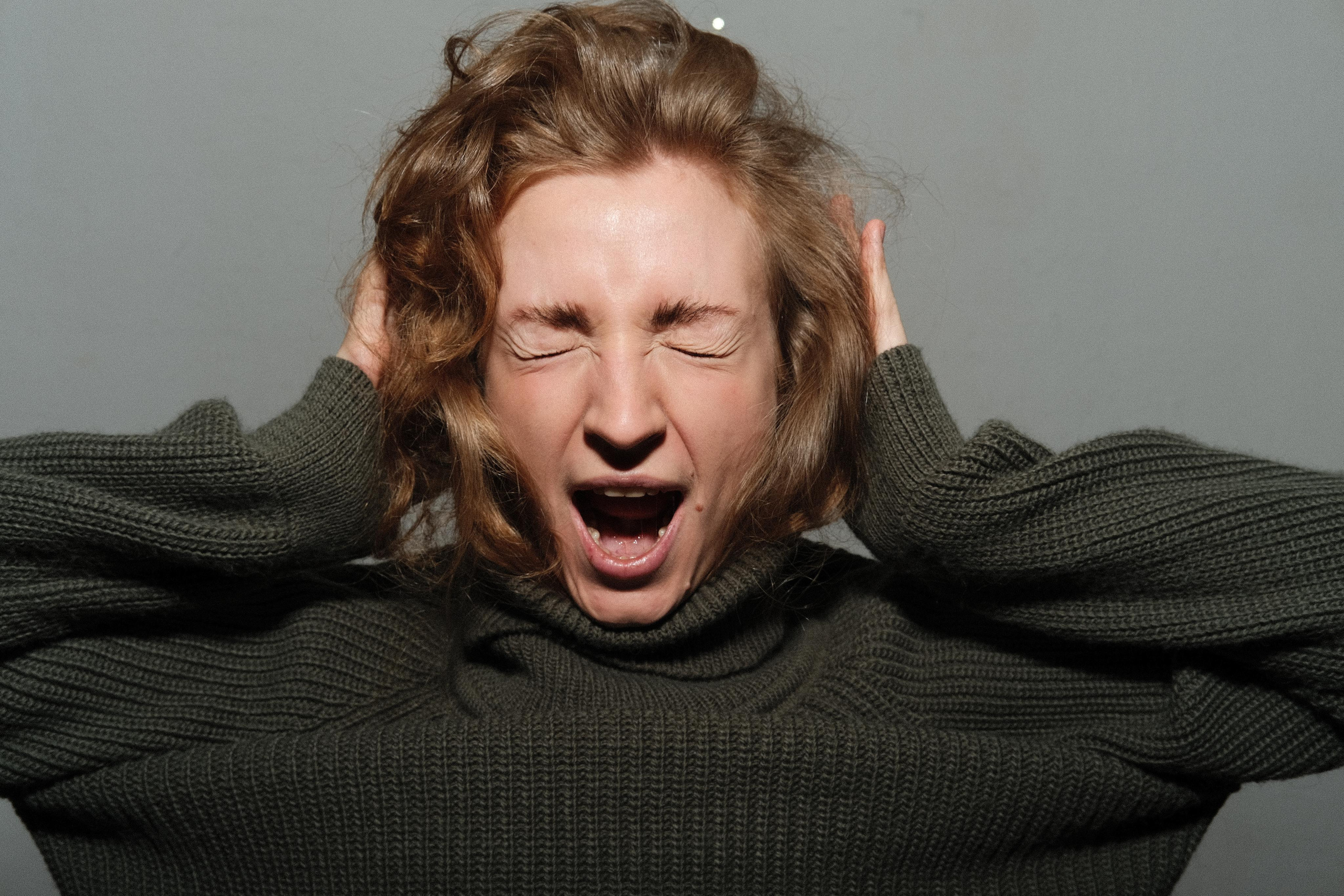 Девушка кричит