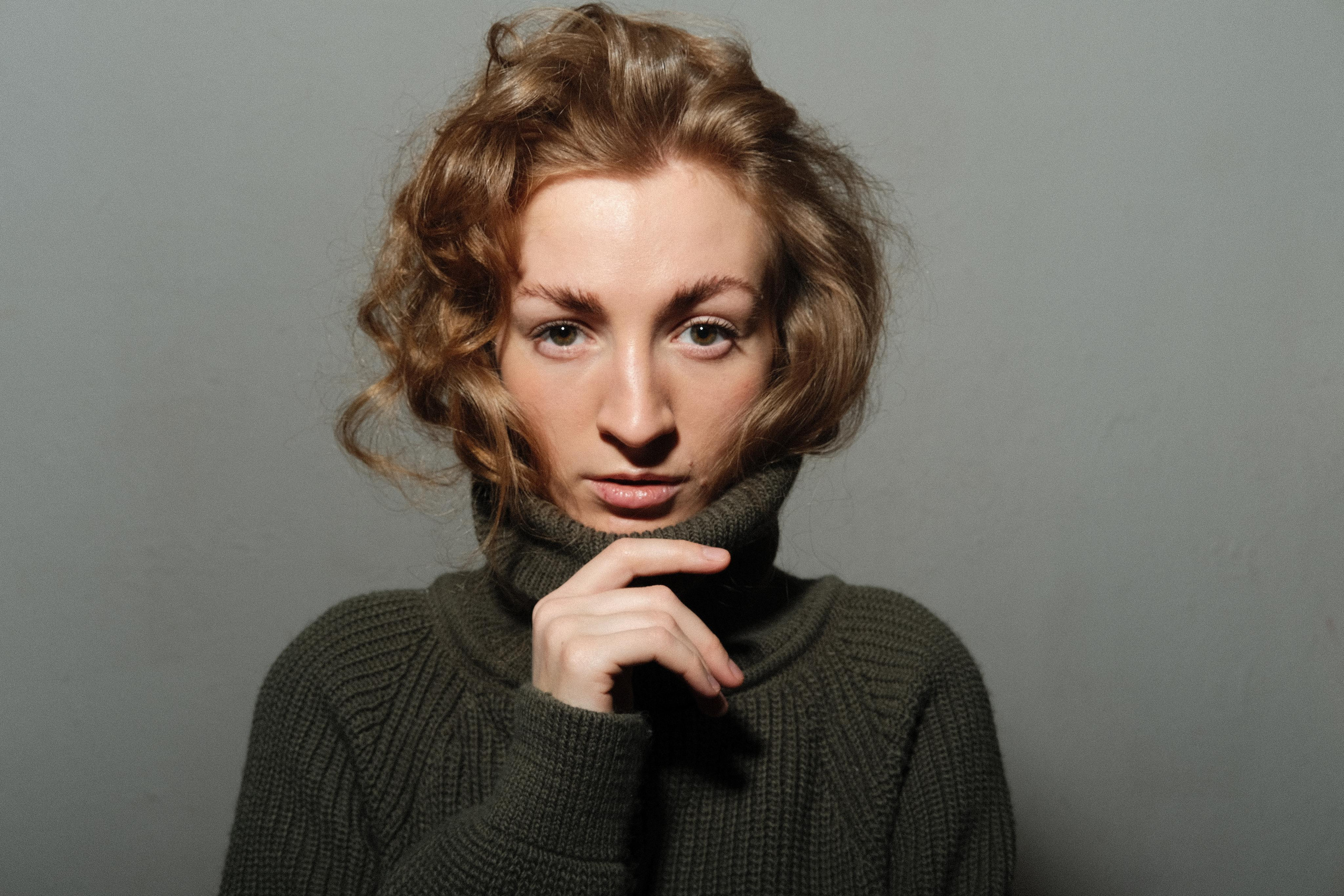 Задумчивая девушка