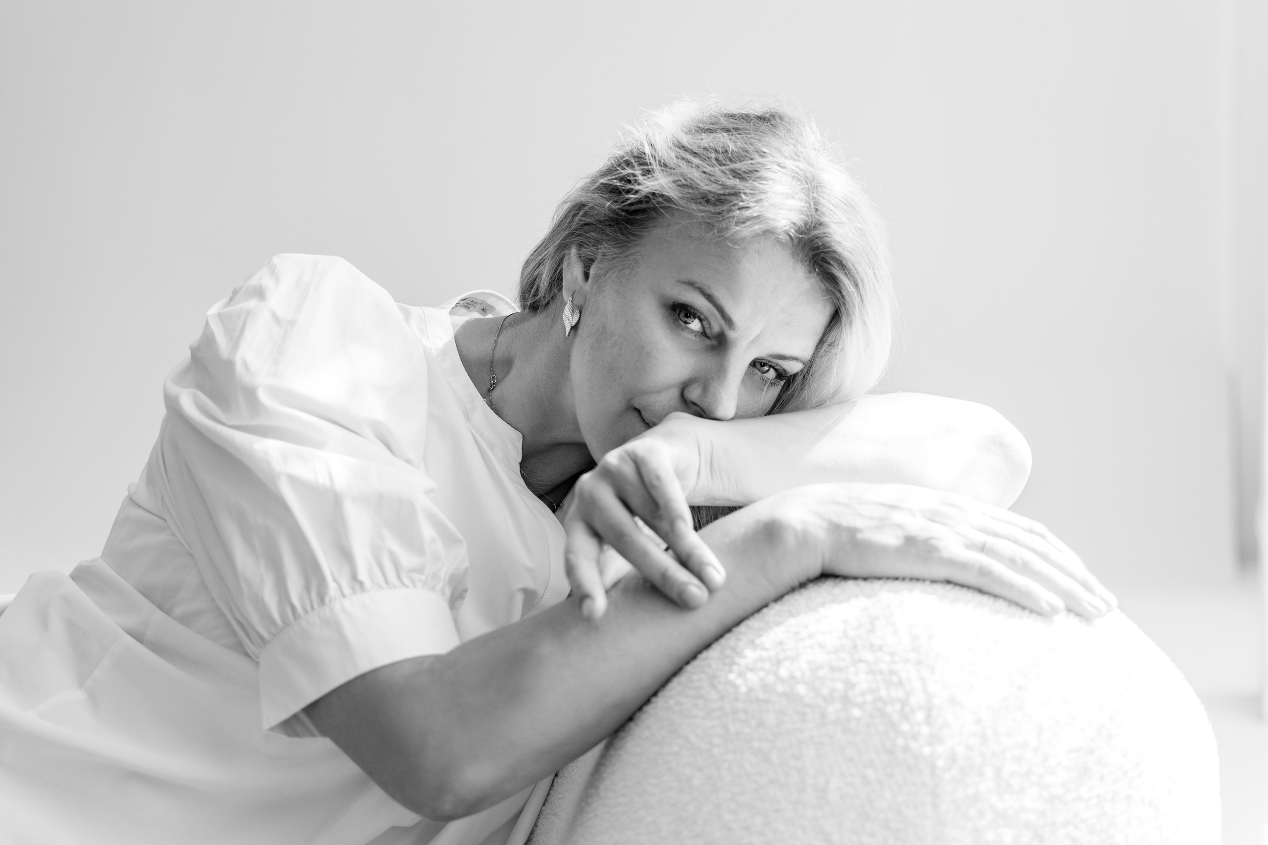Минималистичный чб портрет. Портретный фотограф в Москве и Щелково Люся Фоминых