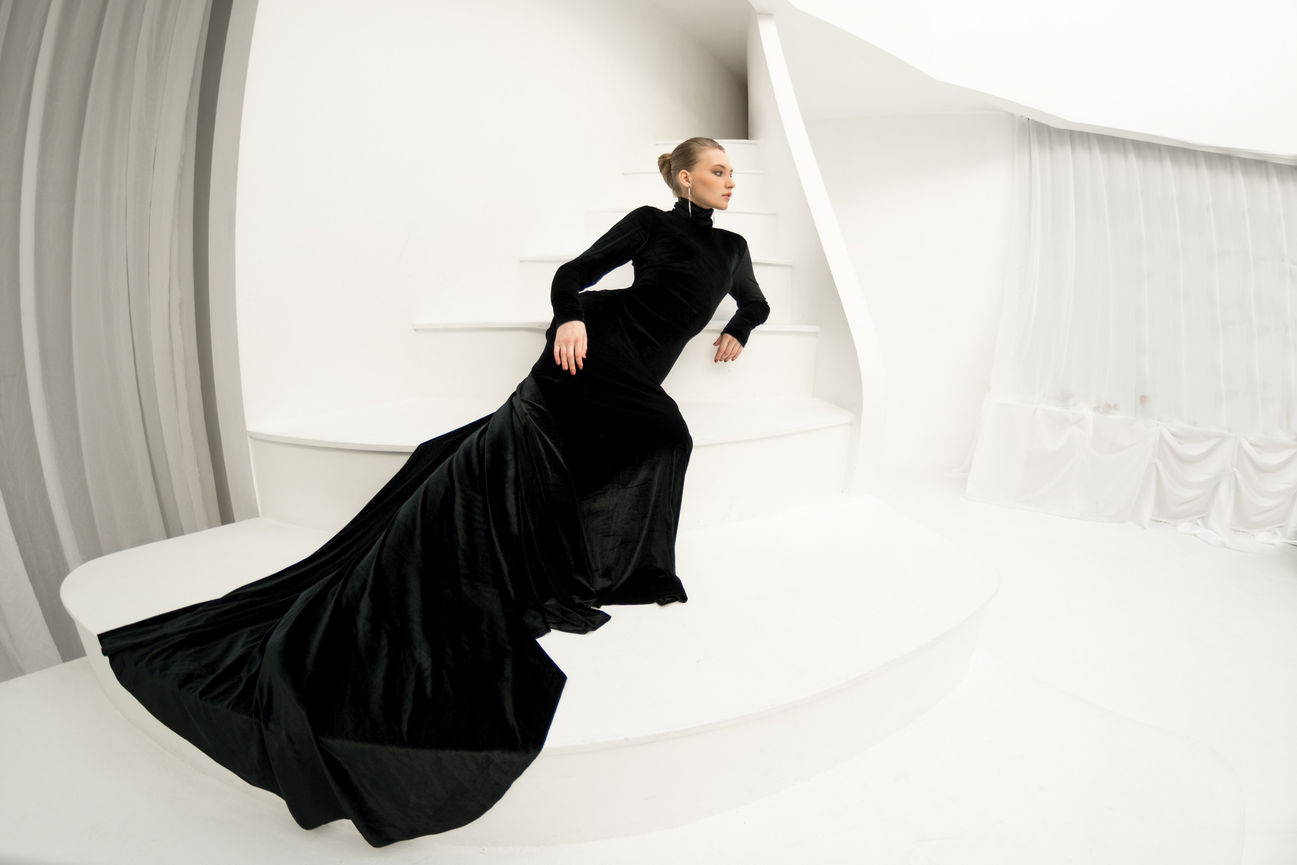 Черное бархатное платье со шлейфом. Фотограф в Москве и Щелково Люся Фоминых