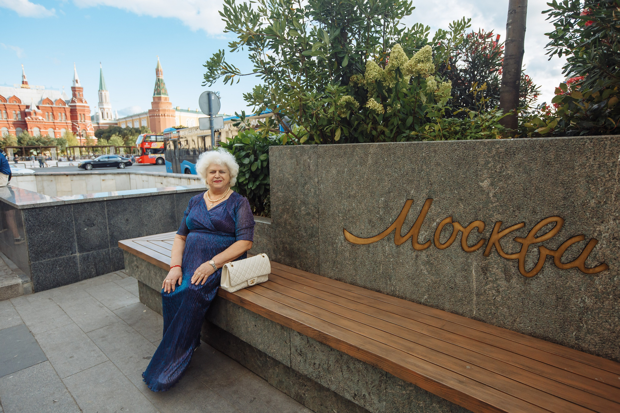 Лавочка напротив Охотного ряда а сзади отель Националь. Где погулять в Москве с друзьями и фотографом?