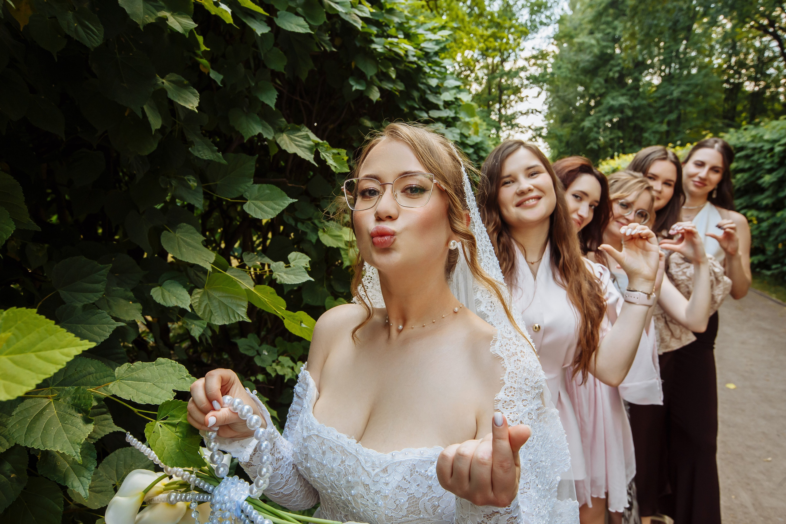 Свадебная прогулка в&nbsp;Кусково - невеста с подружками