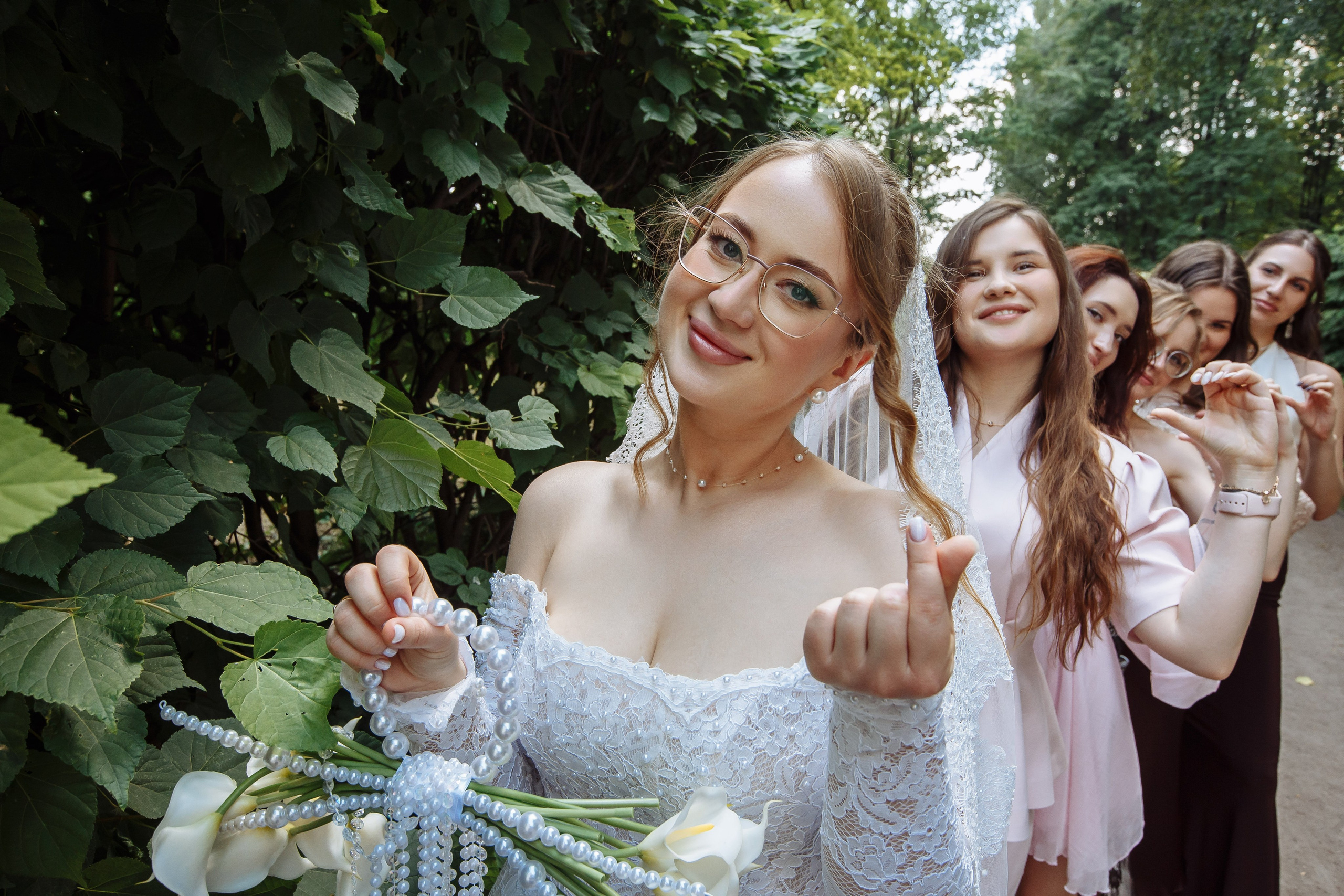 Невеста с подружками показывают лайки в парке Кусково