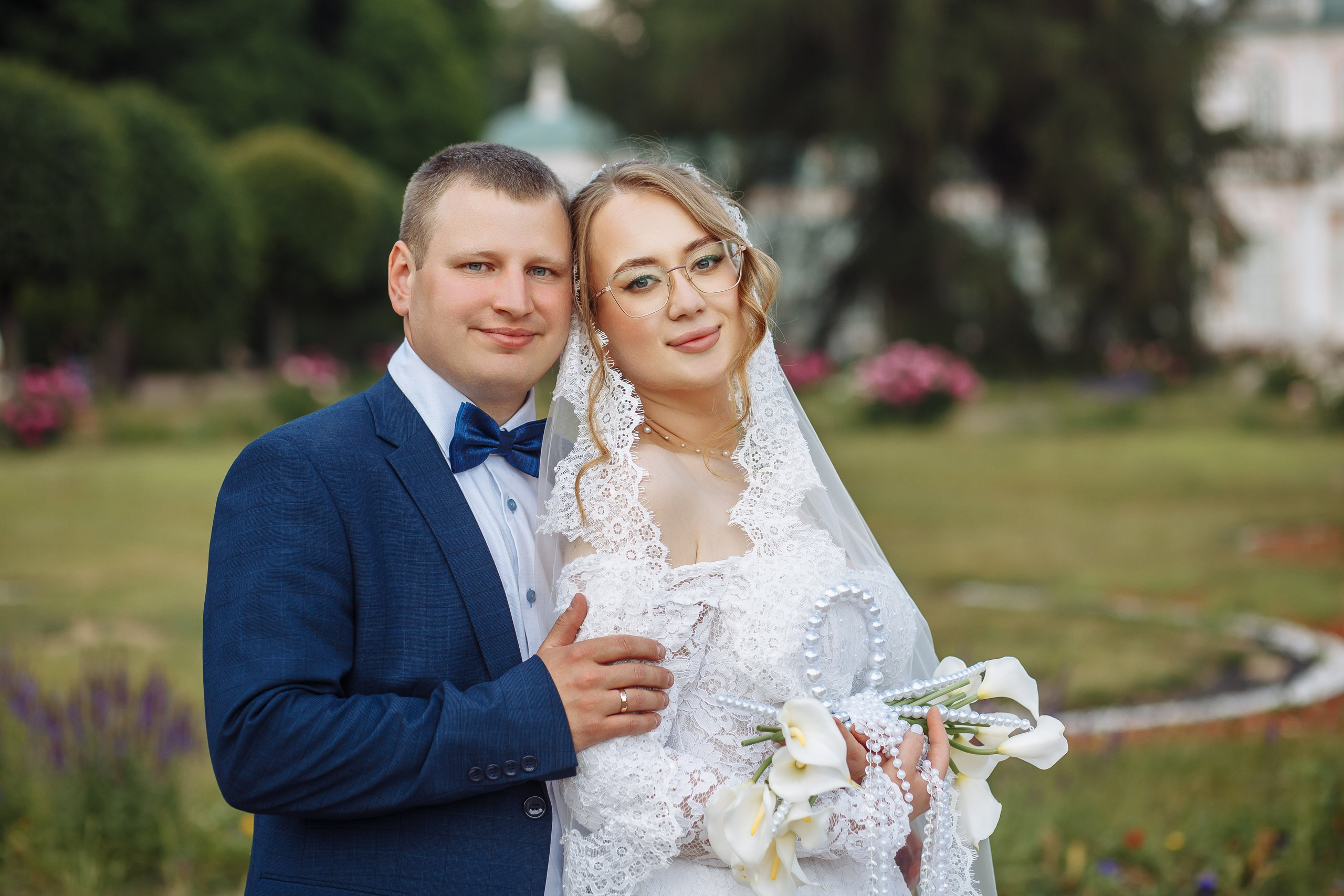 Крупный план молодожёнов на свадебной фотосесии в парке усадьбе Кусково, фотограф видеограф с ценами ниже рынка в два раза по Московским ценам Павел Кор