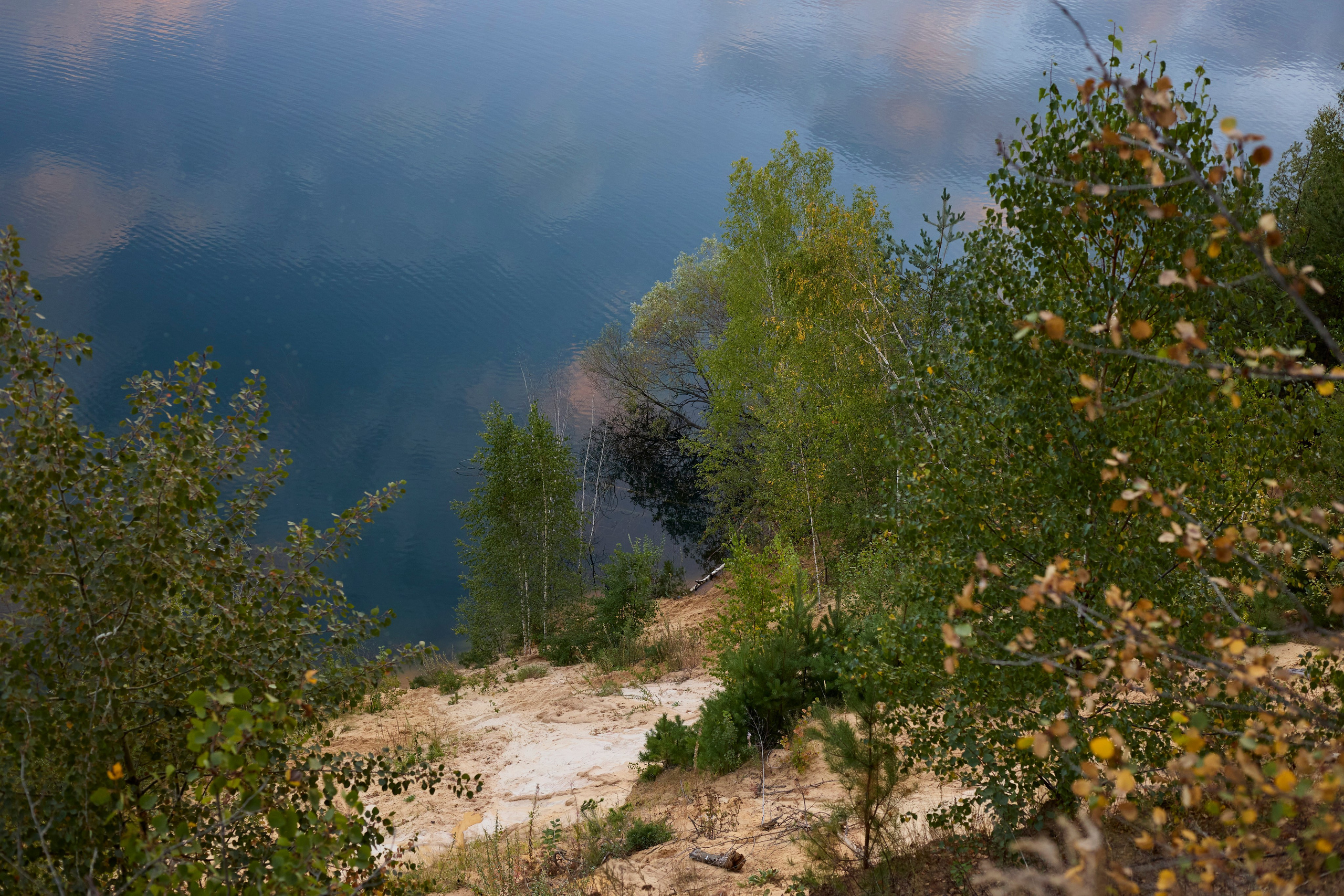Люблю брать с собой фотоаппарат на прогулки в лесу или на природе. Осенью особое настроение в природе...ну вы знаете.