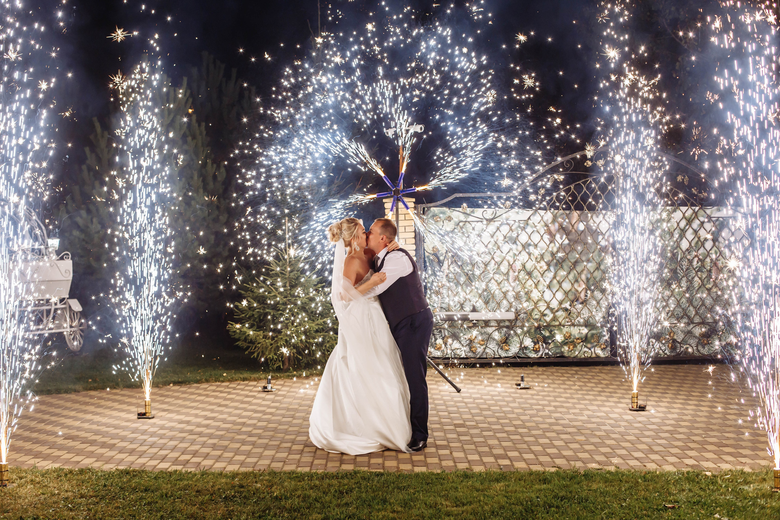 Фейерверк на свадьбу, молодые целуются на фоне, забронировать дату свадьбы можно онлайн на этом сайте