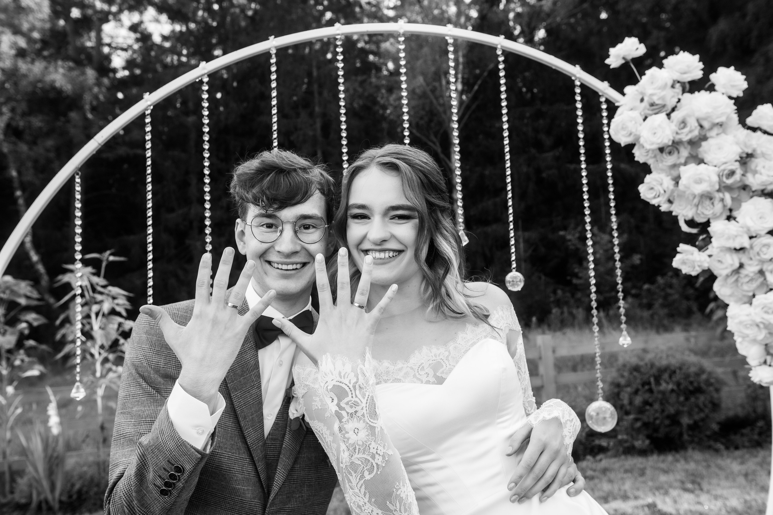 Свадебная фотография молодых после регистрации брака