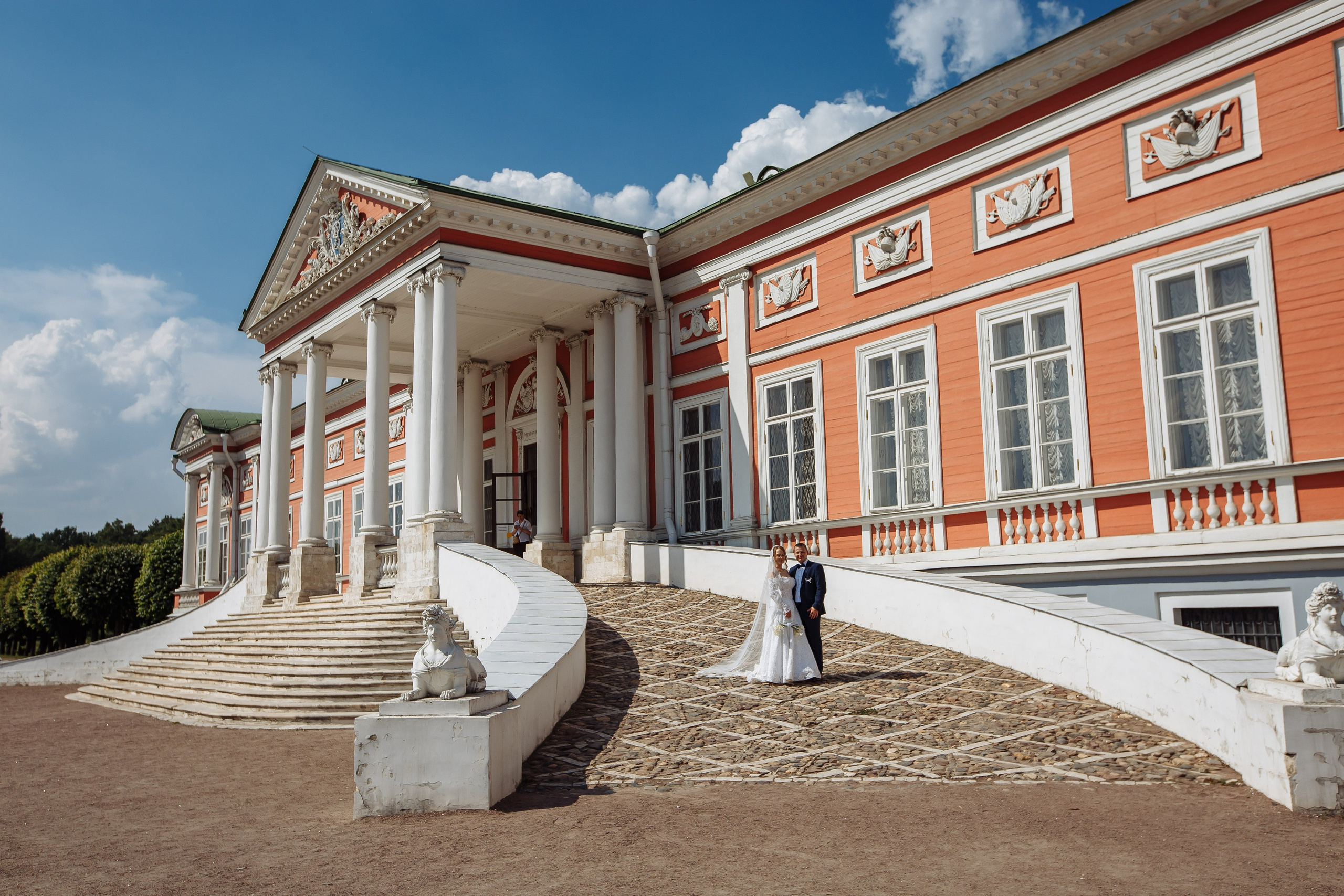 Красивая фотосессия в парке Кусково напротив главного здания усадьбы Шереметьевых, общий план с молодожёнами, фотограф видеограф Павел Кор